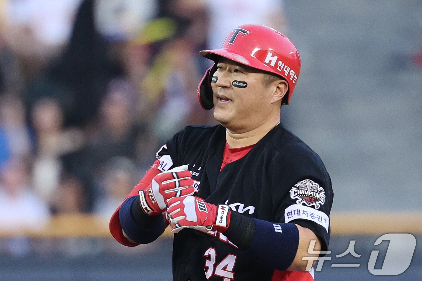 본문 이미지 - 27일 오후 서울 잠실야구장에서 열린 프로야구 &#39;2025 신한 SOL뱅크 KBO 리그&#39; KIA와 LG의 경기 4회초 KIA 공격 무사 1, 2루 상황에서 최형우가 적시타를 친 후 미소짓고 있다. 2025.6.27/뉴스1 ⓒ News1 신웅수 기자