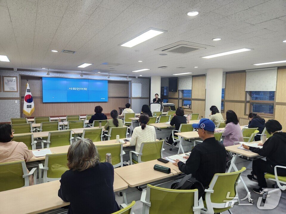 본문 이미지 - &#39;한국어교원 양성과정&#39; 수업장면.&#40;전남도교육청 제공, 재판매 및 DB 금지&#41;/뉴스1 