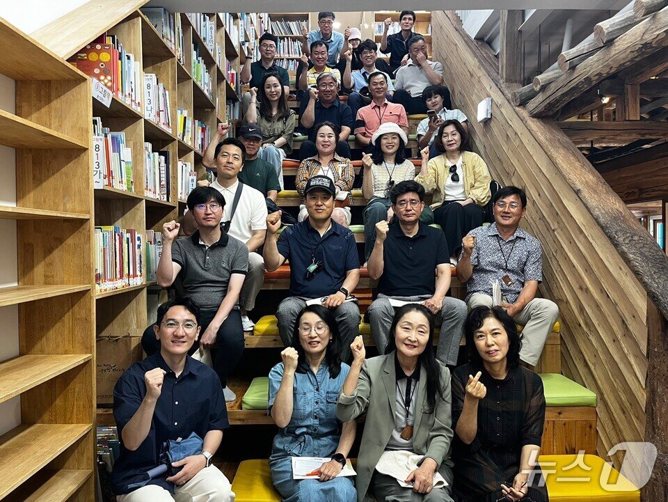 본문 이미지 - 진도교육청 관내 초·중·고 교장단이 제주 IB 운영학교를 방문, 기념사진을 찍고 있다.&#40;전남도교육청 제공, 재판매 및 DB 금지&#41;/뉴스1 