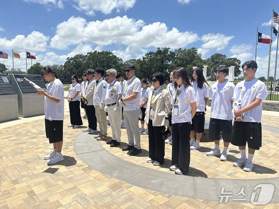 본문 이미지 - 전남 학생선수단 및 관계자들이 6.25 참전 용사비를 참배하고 있다.&#40;전남교육청 제공, 재판매 및 DB금지&#41;/뉴스1 