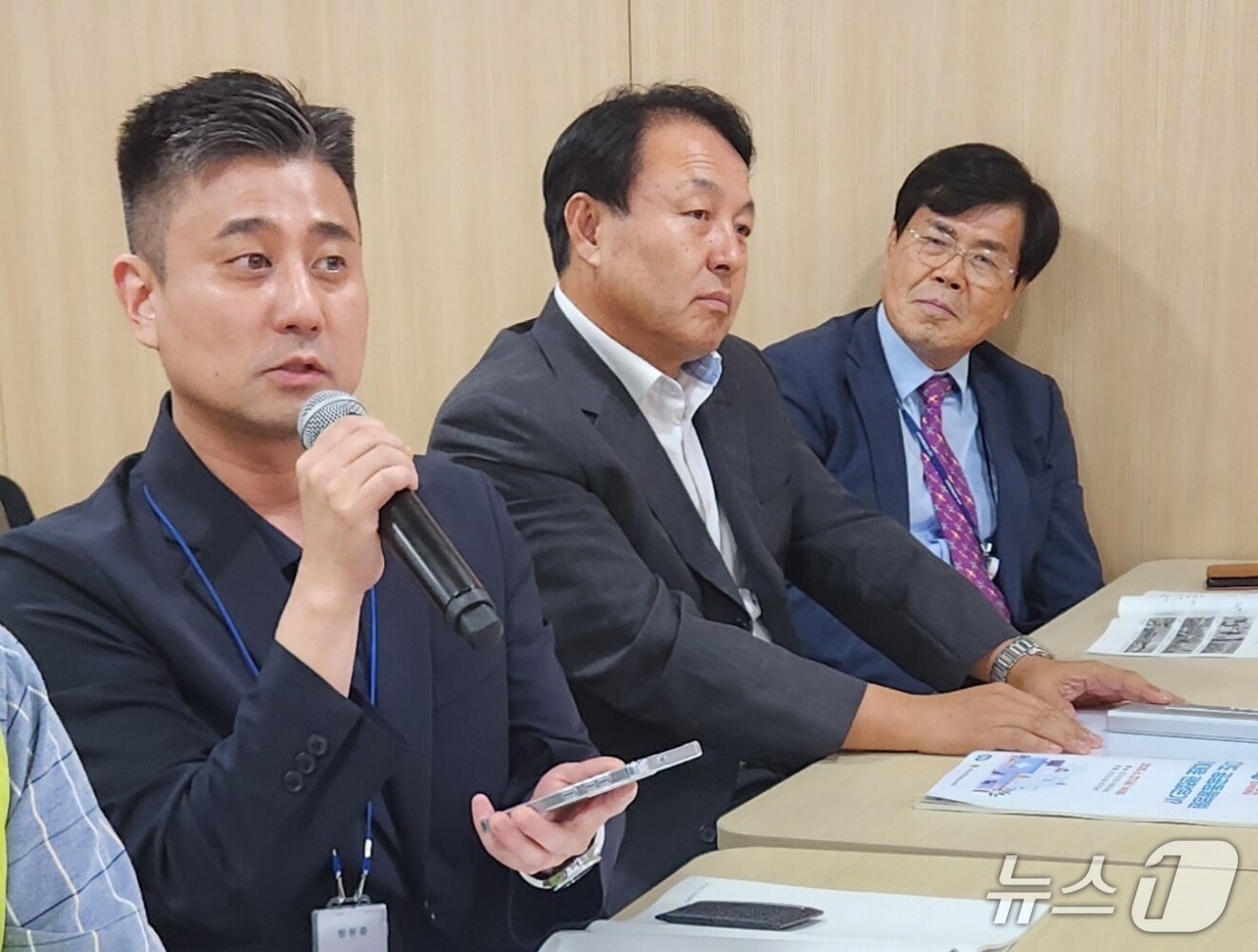 본문 이미지 - 이민수 김포시수의사회 회장&#40;왼쪽 첫 번째&#41;이 경기도 공공동물병원 정책 토론회에 참석해 발언하고 있다. ⓒ 뉴스1 한송아 기자