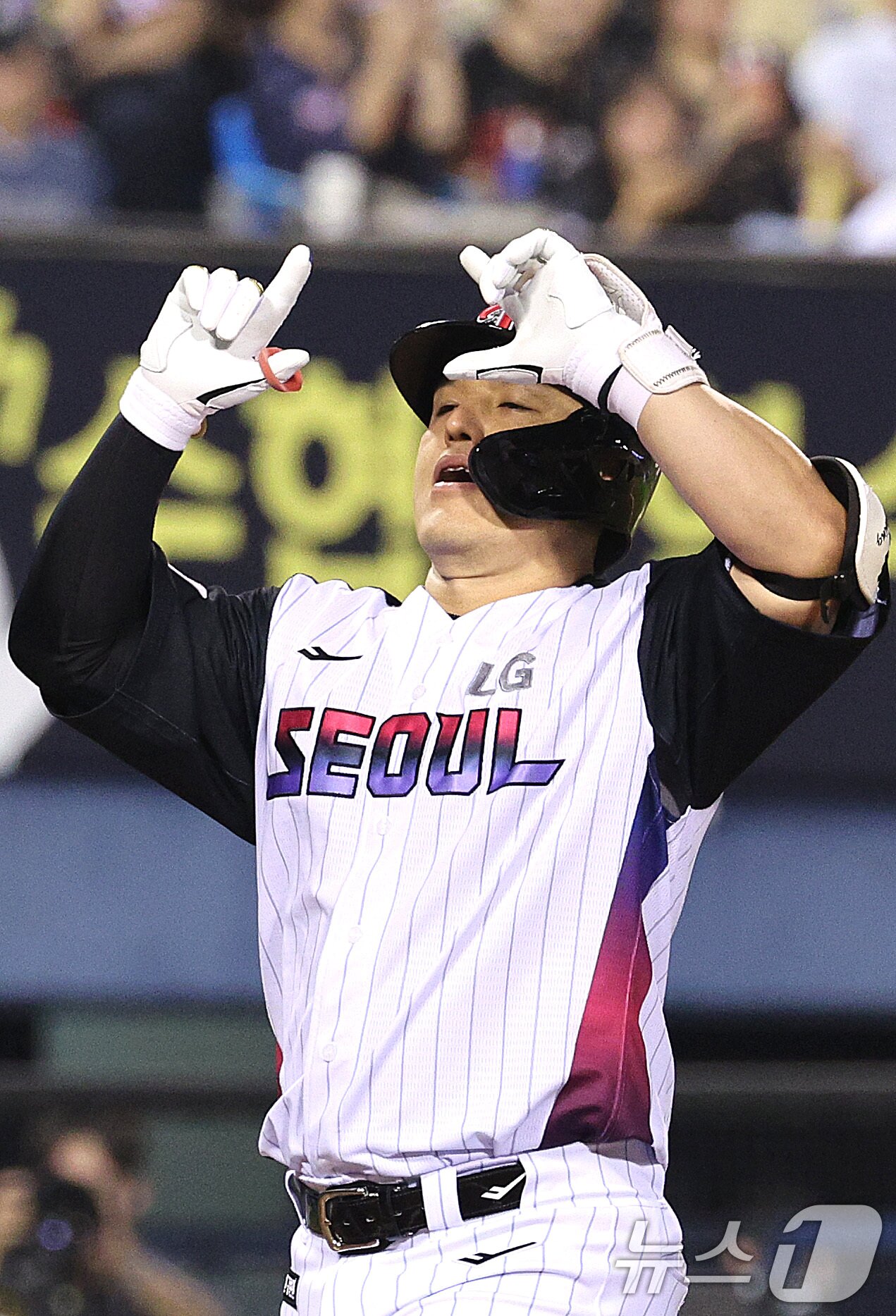 본문 이미지 - 27일 오후 서울 잠실야구장에서 열린 프로야구 &#39;2025 신한 SOL뱅크 KBO 리그&#39; KIA와 LG의 경기 6회말 LG 공격 2사 1, 3루 상황에서 박동원이 홈런을 친 후 세리머니 하고 있다. 2025.6.27/뉴스1 ⓒ News1 신웅수 기자