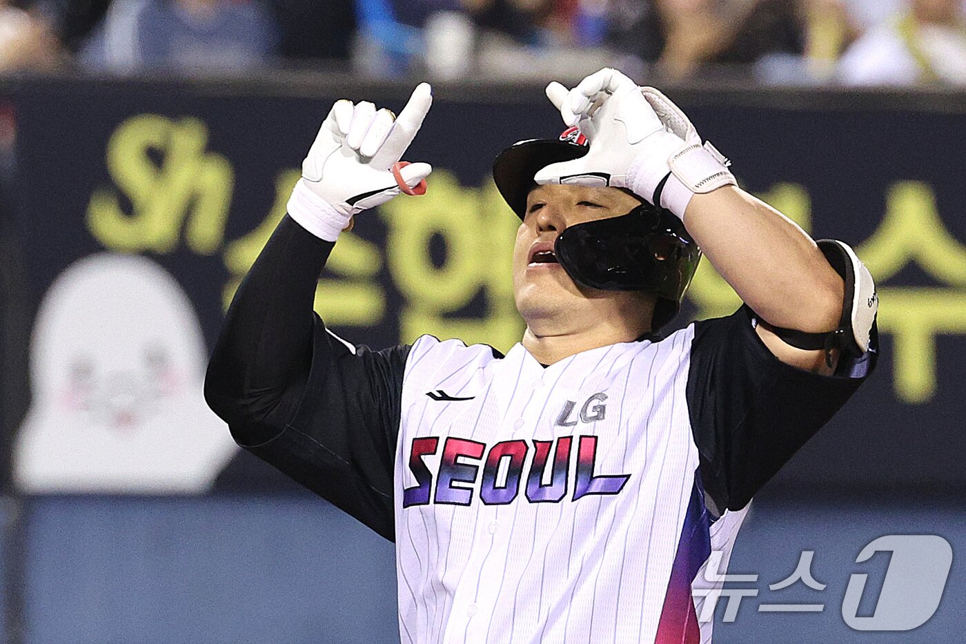 본문 이미지 - 27일 오후 서울 잠실야구장에서 열린 프로야구 &#39;2025 신한 SOL뱅크 KBO 리그&#39; KIA와 LG의 경기 6회말 LG 공격 2사 1, 3루 상황에서 박동원이 홈런을 친 후 세리머니를 하고 있다. 2025.6.27/뉴스1 ⓒ News1 신웅수 기자