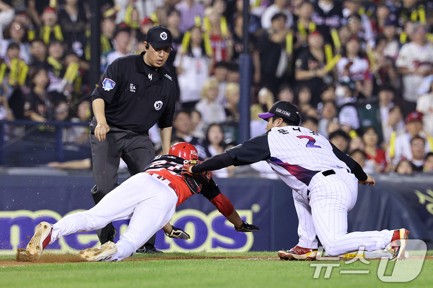 (서울=뉴스1) 신웅수 기자 = 27일 오후 서울 잠실야구장에서 열린 프로야구 '2025 신한 SOL뱅크 KBO 리그' KIA와 LG의 경기 7회초 KIA 공격 1사 1, 3루 상 …
