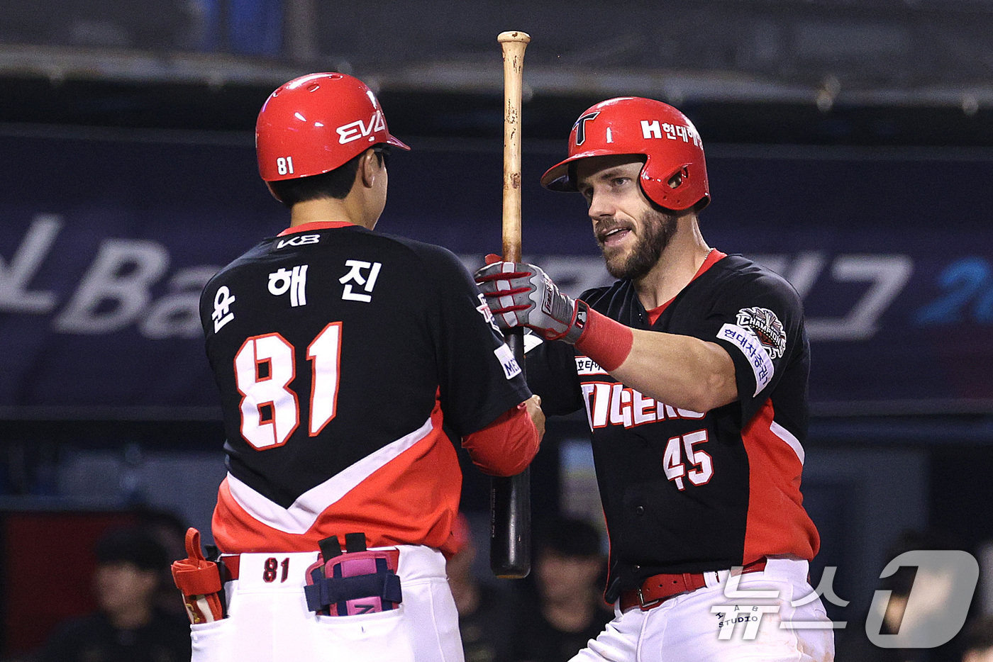 (서울=뉴스1) 신웅수 기자 = 27일 오후 서울 잠실야구장에서 열린 프로야구 '2025 신한 SOL뱅크 KBO 리그' KIA와 LG의 경기 8회초 KIA 공격 1사 주자 없는 상 …