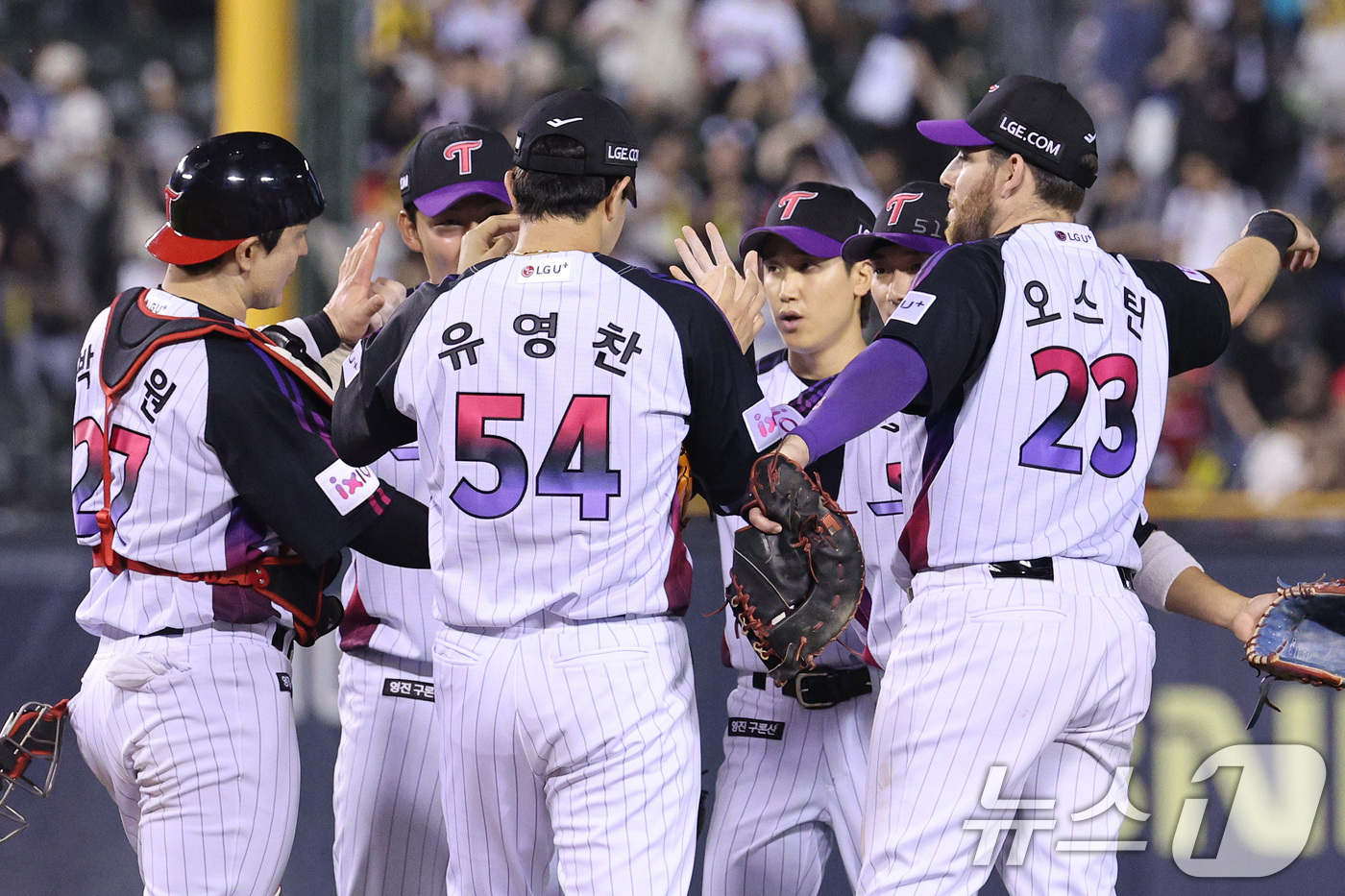 (서울=뉴스1) 신웅수 기자 = 27일 오후 서울 잠실야구장에서 열린 프로야구 '2025 신한 SOL뱅크 KBO 리그' KIA와 LG의 경기에서 유영찬을 비롯한 LG 선수들이 4대 …