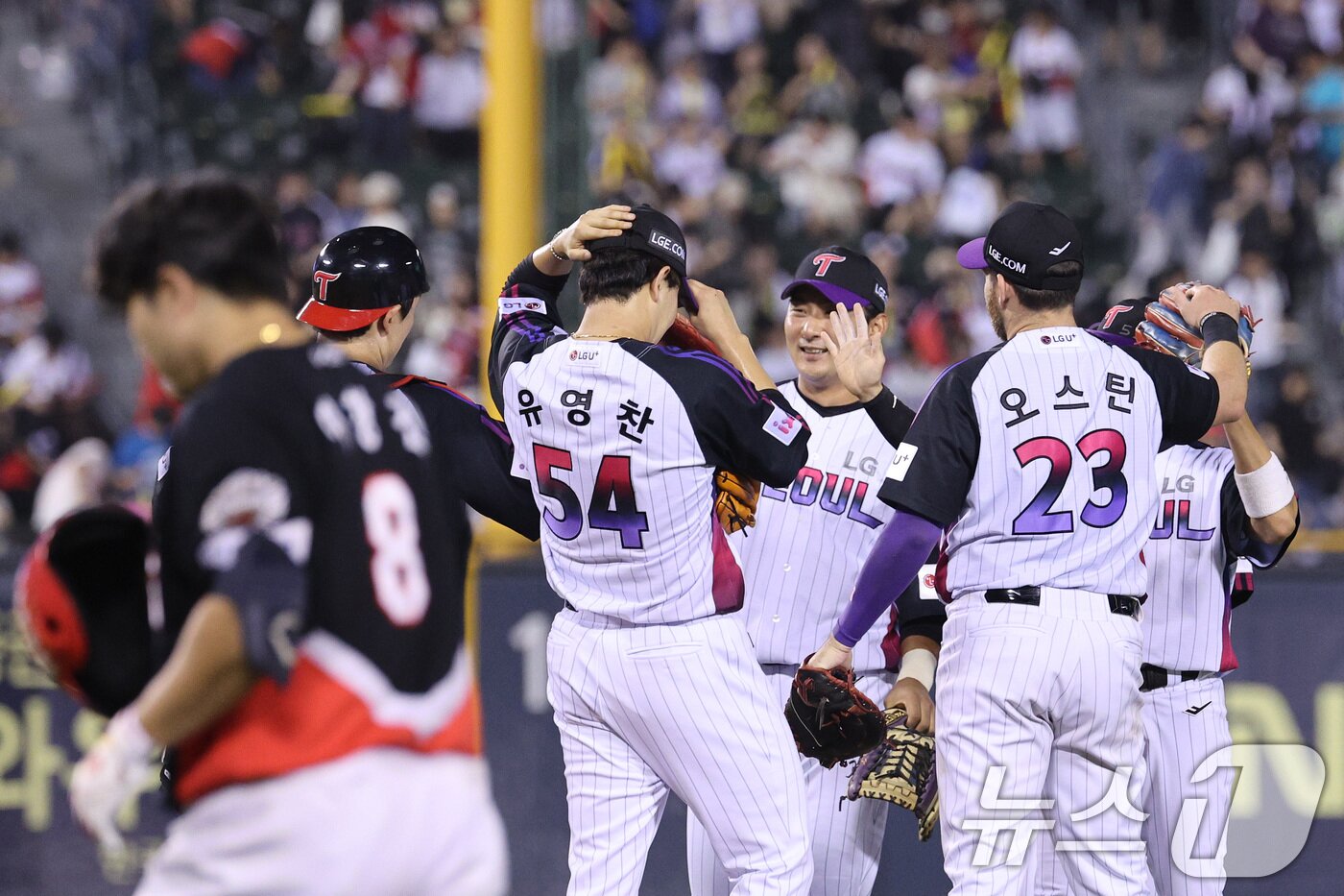 본문 이미지 - 27일 오후 서울 잠실야구장에서 열린 프로야구 '2025 신한 SOL뱅크 KBO 리그' KIA와 LG의 경기에서 유영찬을 비롯한 LG 선수들이 4대 3으로 승리한 후 기쁨을 나누고 있다. 2025.6.27/뉴스1 ⓒ News1 신웅수 기자