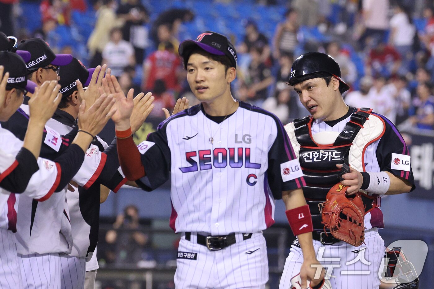본문 이미지 - 27일 오후 서울 잠실야구장에서 열린 프로야구 &#39;2025 신한 SOL뱅크 KBO 리그&#39; KIA와 LG의 경기에서 박동원을 비롯한 LG 선수들이 4대 3으로 승리한 후 기쁨을 나누고 있다. 2025.6.27/뉴스1 ⓒ News1 신웅수 기자