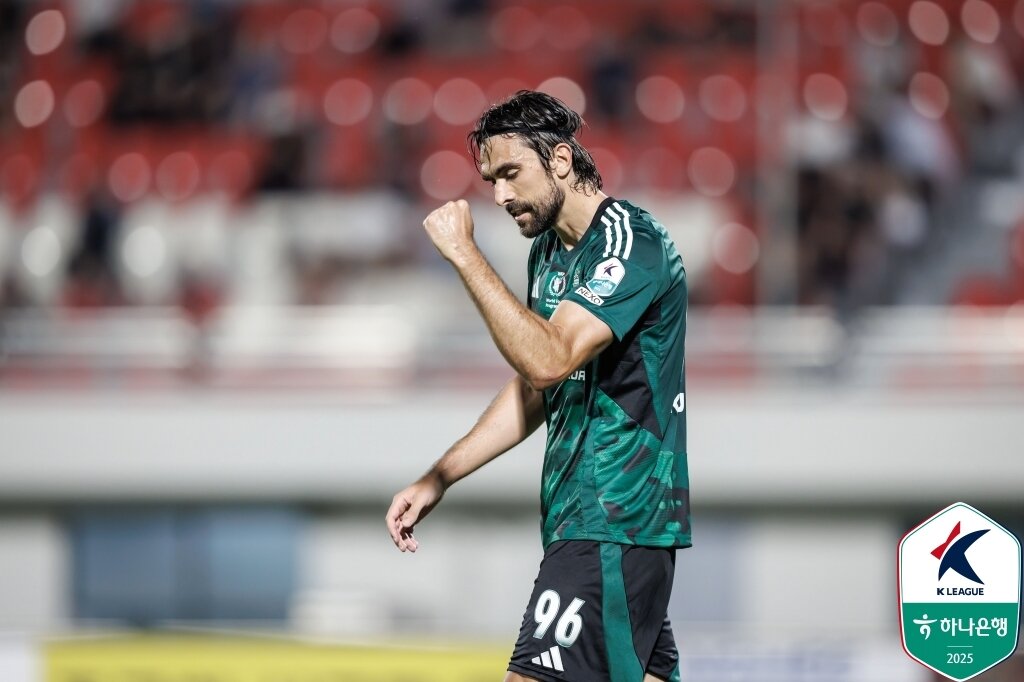 본문 이미지 - 전북 현대 공격수 콤파뇨가 27일 열린 하나은행 K리그1 2025 21라운드 김천 상무전에서 두 골을 터뜨려 2-1 승리를 이끌었다. (한국프로축구연맹 제공)