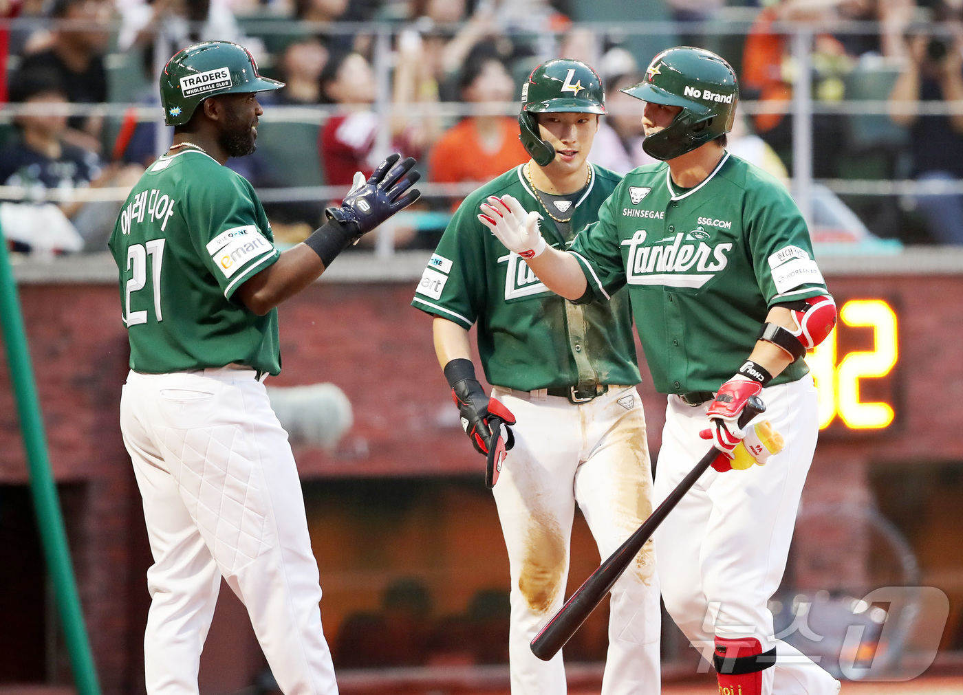 (서울=뉴스1) = SSG 최정이 27일 인천 SSG랜더스필드에서 열린 '2025 신한 SOL뱅크 KBO 리그' 한화 이글스와 SSG 랜더스의 경기에서 3회 3점 홈런을 치며 20 …