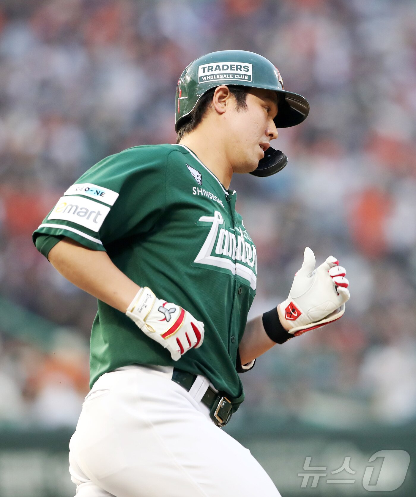 본문 이미지 - SSG 최정이 27일 인천 SSG랜더스필드에서 열린 &#39;2025 신한 SOL뱅크 KBO 리그&#39; 한화 이글스와 SSG 랜더스의 경기에서 3회 3점 홈런을 치며 20시즌 연속 두 자릿수 홈런의 대기록을 세우고 있다. &#40;SSG 랜더스 제공. 재판매 및 DB금지&#41; 2025.6.27/뉴스1