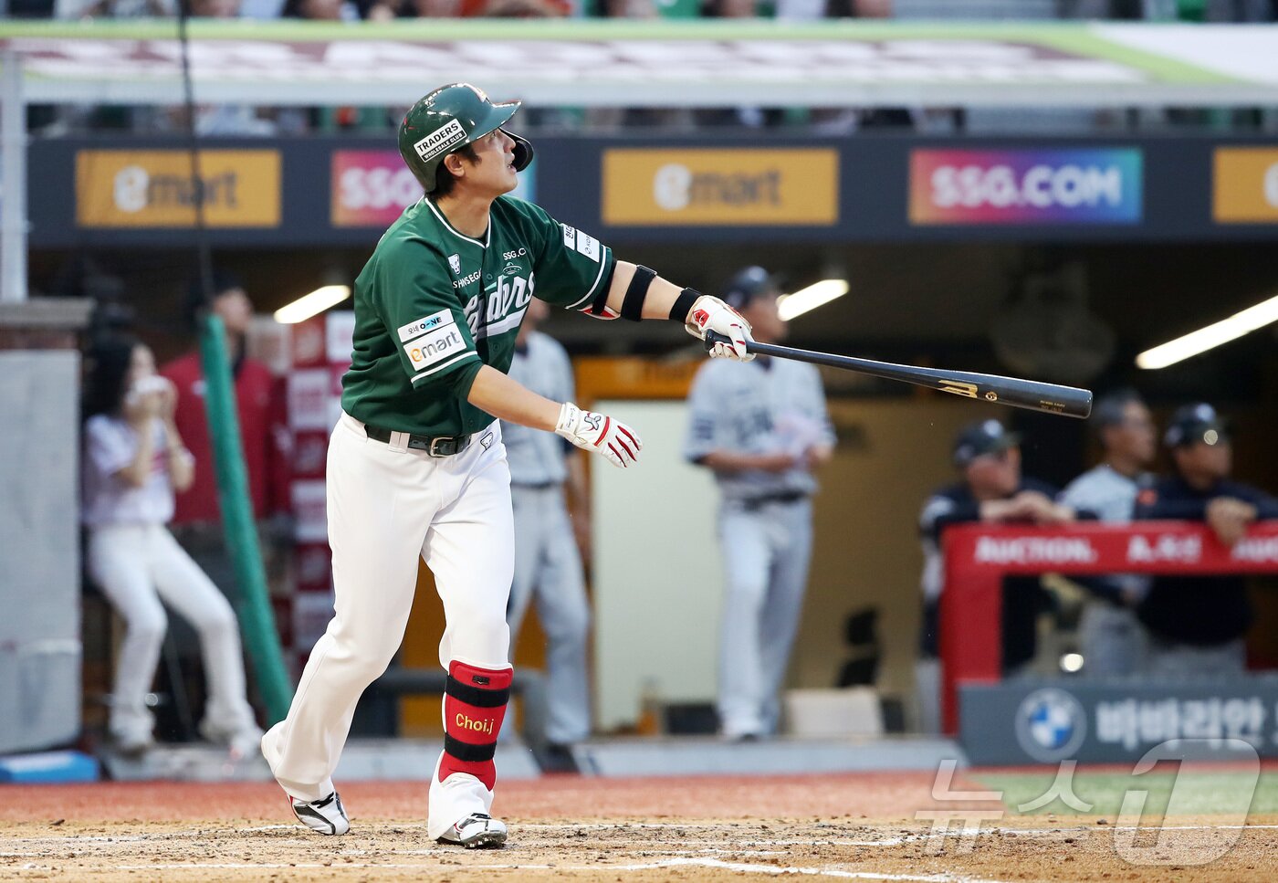 본문 이미지 - SSG 최정이 27일 인천 SSG랜더스필드에서 열린 '2025 신한 SOL뱅크 KBO 리그' 한화 이글스와 SSG 랜더스의 경기에서 3회 3점 홈런을 치며 20시즌 연속 두 자릿수 홈런의 대기록을 세우고 있다. (SSG 랜더스 제공. 재판매 및 DB금지) 2025.6.27/뉴스1