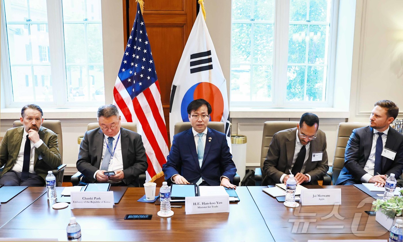 (서울=뉴스1) = 여한구 산업통상자원부 통상교섭본부장이 27일(현지시간) 미국 워싱턴 D.C. 미국상공회의소 회의실에서열린 '미국 상공회의소 라운드테이블'에서 인사말을 하고 있다 …