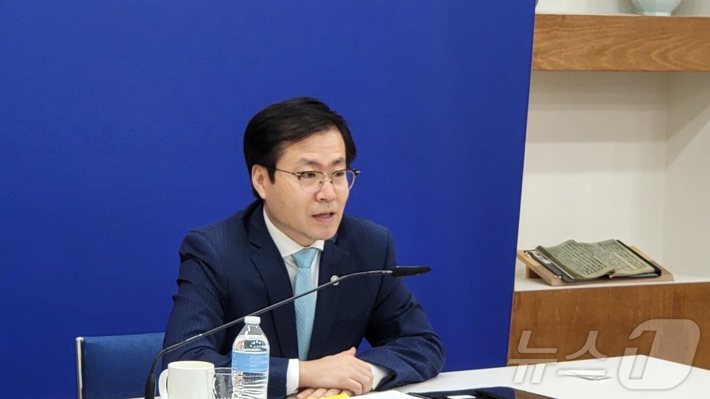 본문 이미지 - 여한구 산업통상자원부 통상교섭본부장이 27일(현지시간) 워싱턴DC 주미대사관에서 한국 특파원단괴 기자간담회를 하고 있다. 지난 22일 입국한 여 본부장은 이날까지 하워드 러트닉 상무장관 제이미슨 그리어 미 무역대표부(USTR) 대표, 더그 버검 내무장관 겸 국가에너지 위원회 위원장 등 미국 도널드 트럼프 대통령 행정부 인사와 마이크 존슨 하원의장, 제이슨 스미스 하원 세입위원장, 토드 영 상원의원 등 의회 주요 인사와 만나 관세를 포함한 주요 통상현안에 대해 논의했다고 밝혔다. 2025.06.27 ⓒ News1 류정민 특파원