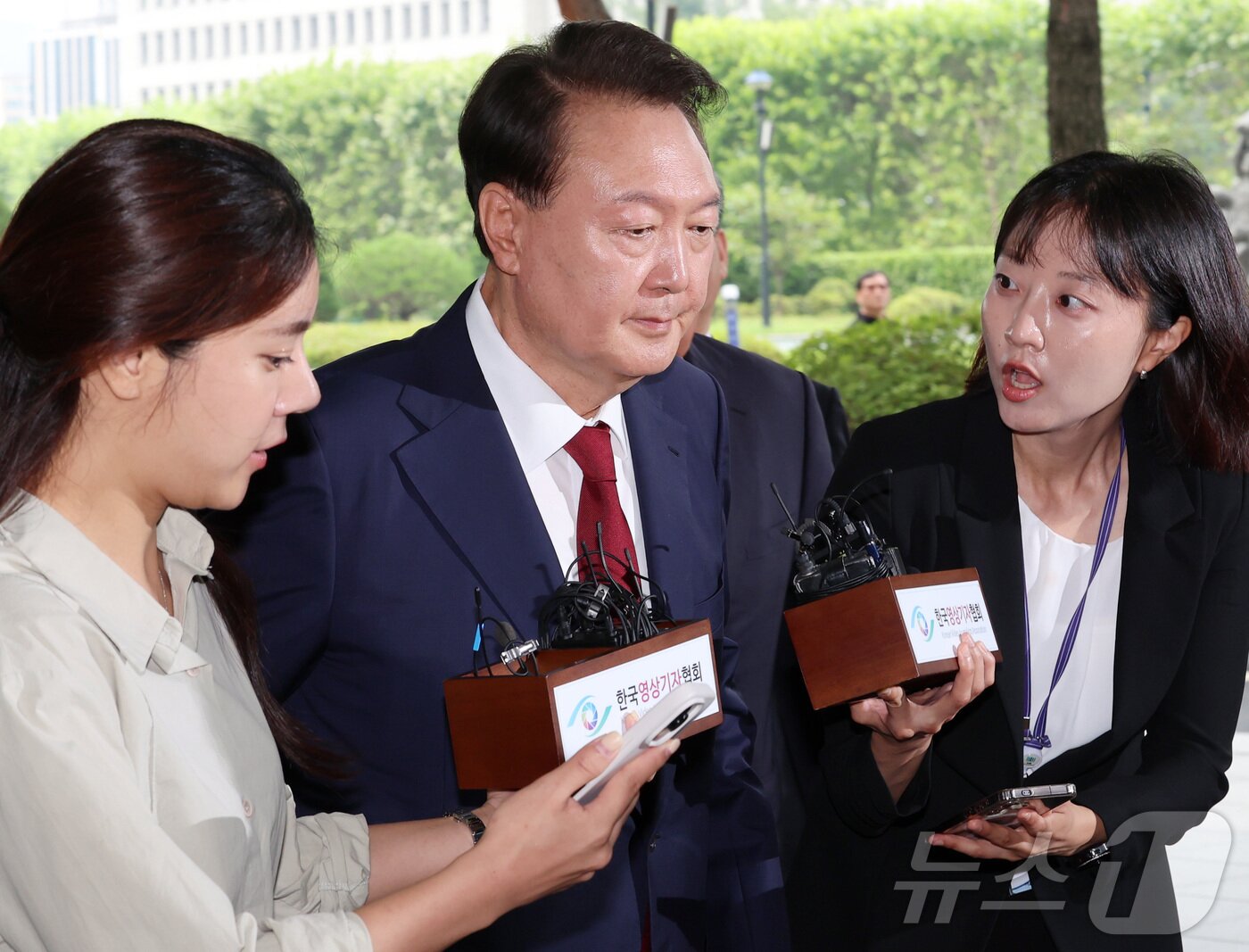 본문 이미지 - 윤석열 전 대통령이 28일 오전 대면 조사를 받기 위해 서울 서초구 서울고검에 마련된 내란특검 사무실로 출석하고 있다. &#40;공동취재&#41; 2025.6.28/뉴스1 ⓒ News1 김성진 기자