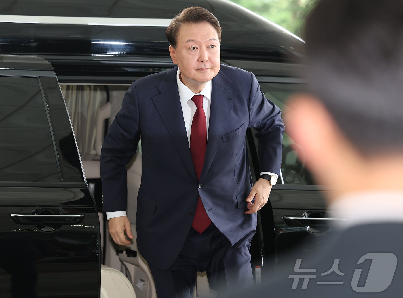 본문 이미지 - 윤석열 전 대통령이 28일 오전 대면 조사를 받기 위해 서울 서초구 서울고검에 마련된 내란특검 사무실로 출석하고 있다. &#40;공동취재&#41; 2025.6.28/뉴스1 ⓒ News1 김성진 기자