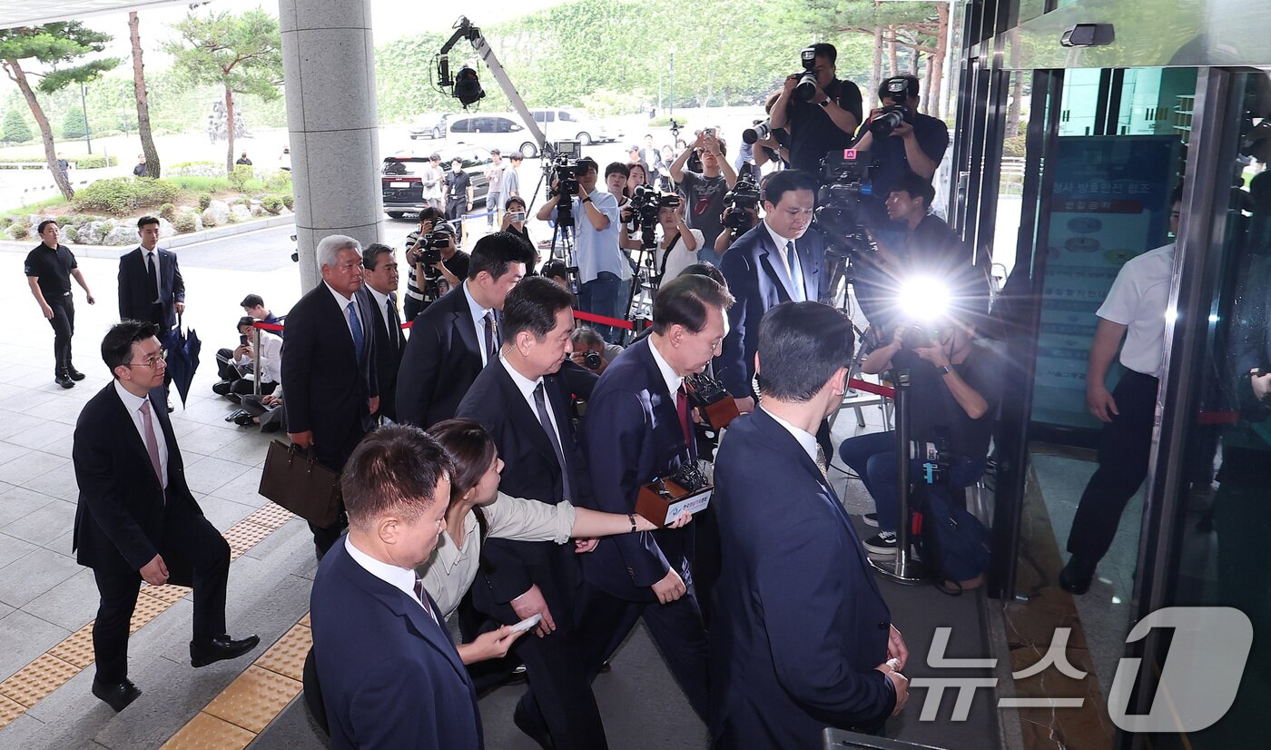 본문 이미지 - 윤석열 전 대통령이 28일 오전 서울 서초구 서울고검 청사에 마련된 내란특검에 피의자 신분으로 첫 출석하고 있다. 2025.6.28/뉴스1 ⓒ News1 김성진 기자