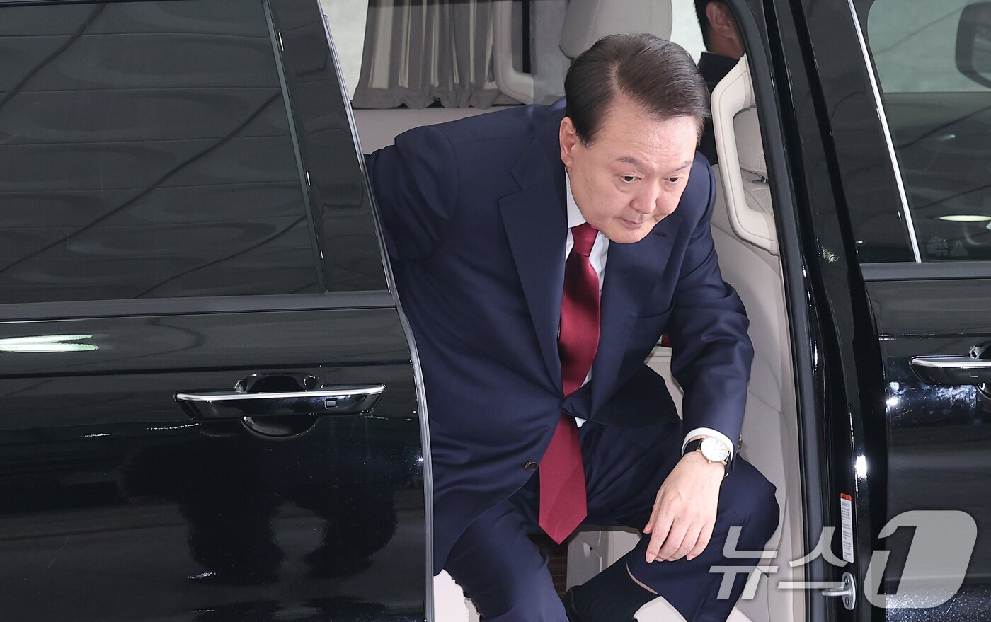 본문 이미지 - 윤석열 전 대통령이 28일 오전 서울 서초구 서울고검 청사에 마련된 내란특검에 피의자 신분으로 첫 출석하고 있다. 2025.6.28/뉴스1 ⓒ News1 김성진 기자