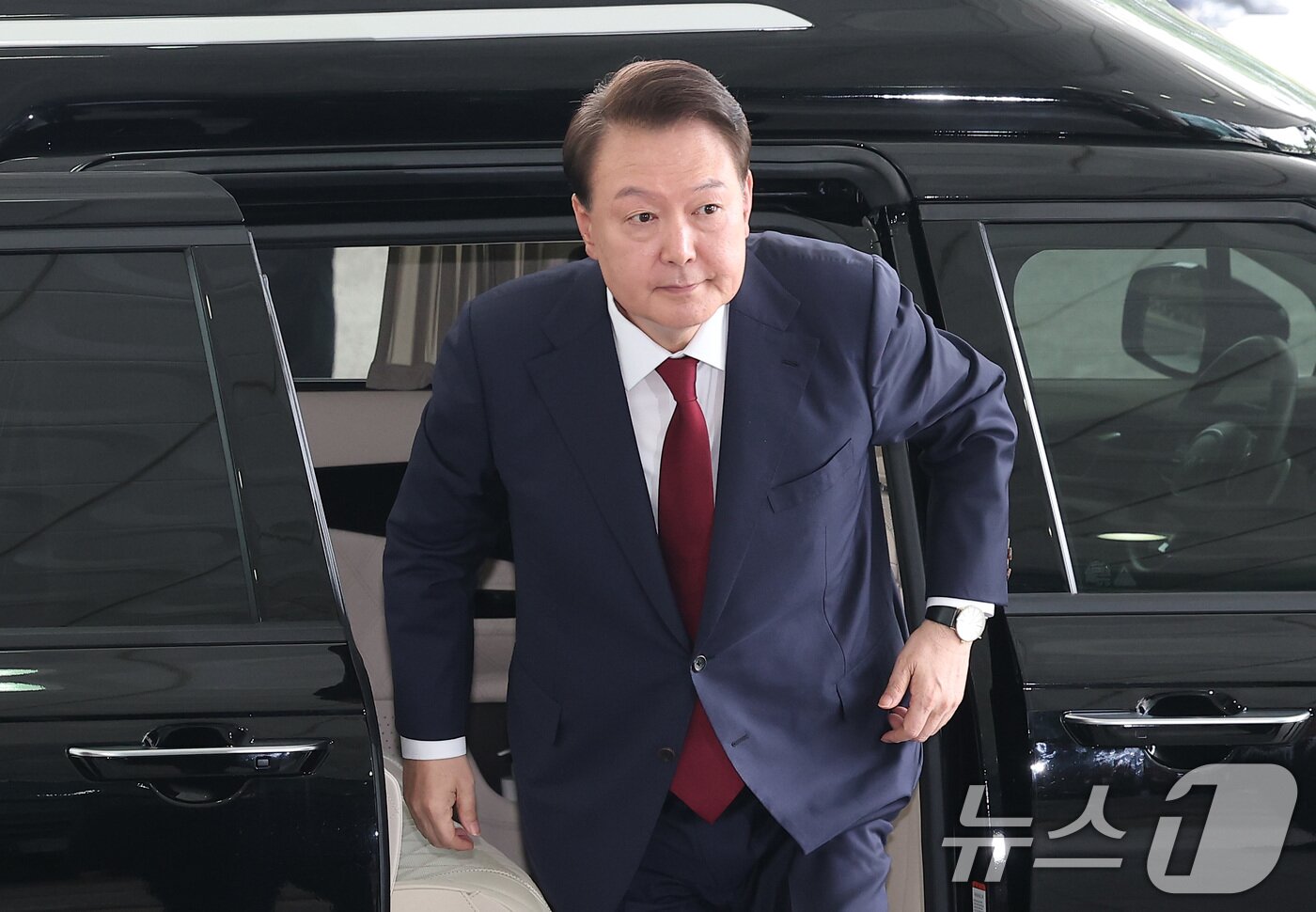 본문 이미지 - 윤석열 전 대통령이 지난달 28일 오전 서울 서초구 서울고검 청사에 마련된 내란특검에 피의자 신분으로 첫 출석하고 있다./뉴스1 ⓒ News1 김성진 기자