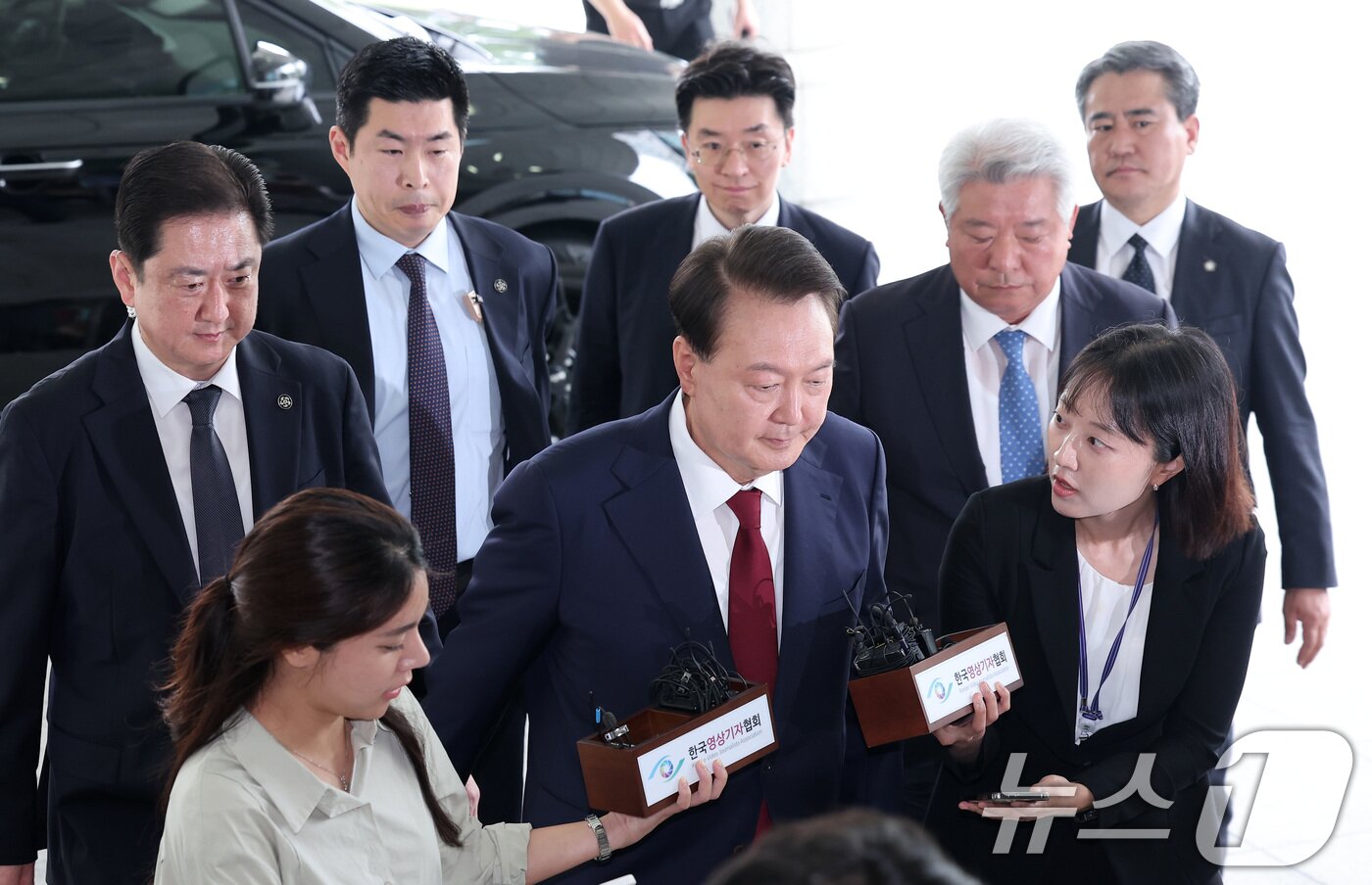 본문 이미지 - 윤석열 전 대통령이 28일 오전 서울 서초구 서울고검 청사에 마련된 내란특검에 피의자 신분으로 첫 출석하고 있다. 2025.6.28/뉴스1 ⓒ News1 김성진 기자