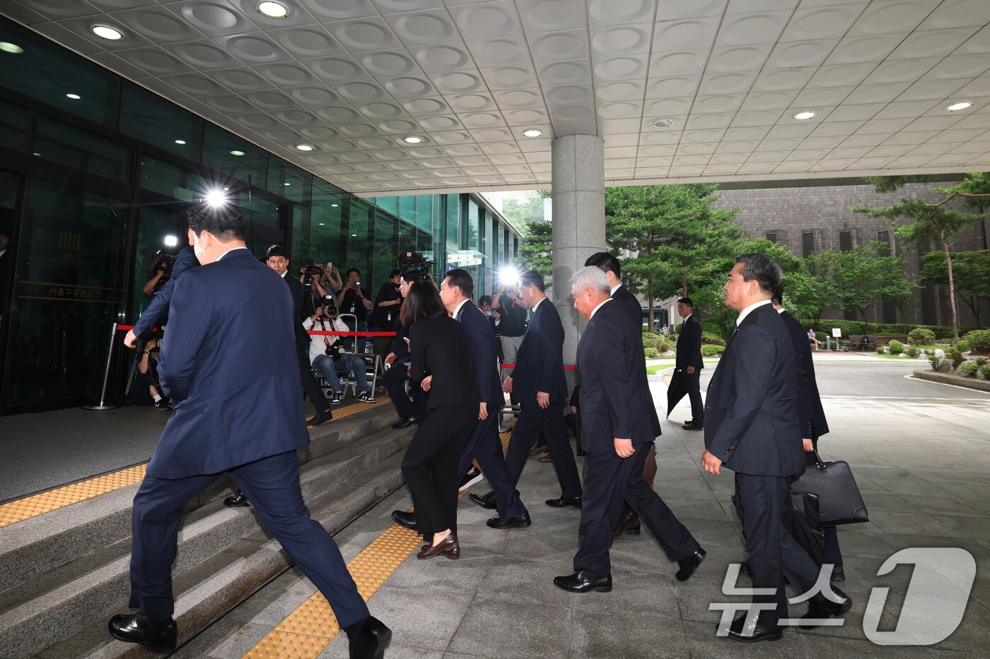 본문 이미지 - 윤석열 전 대통령이 28일 오전 서울 서초구 서울고검 청사에 마련된 내란특검에 피의자 신분으로 첫 출석하고 있다. &#40;공동취재&#41; 2025.6.28/뉴스1 ⓒ News1 김성진 기자