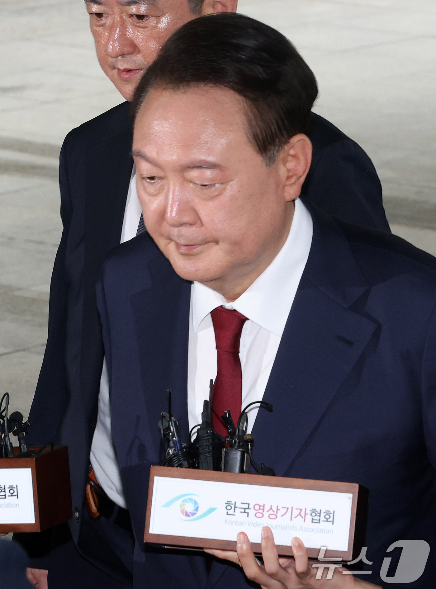 (서울=뉴스1) 김성진 기자 = 윤석열 전 대통령이 28일 오전 서울 서초구 서울고검 청사에 마련된 내란특검에 피의자 신분으로 첫 출석하고 있다. (공동취재) 2025.6.28/뉴 …