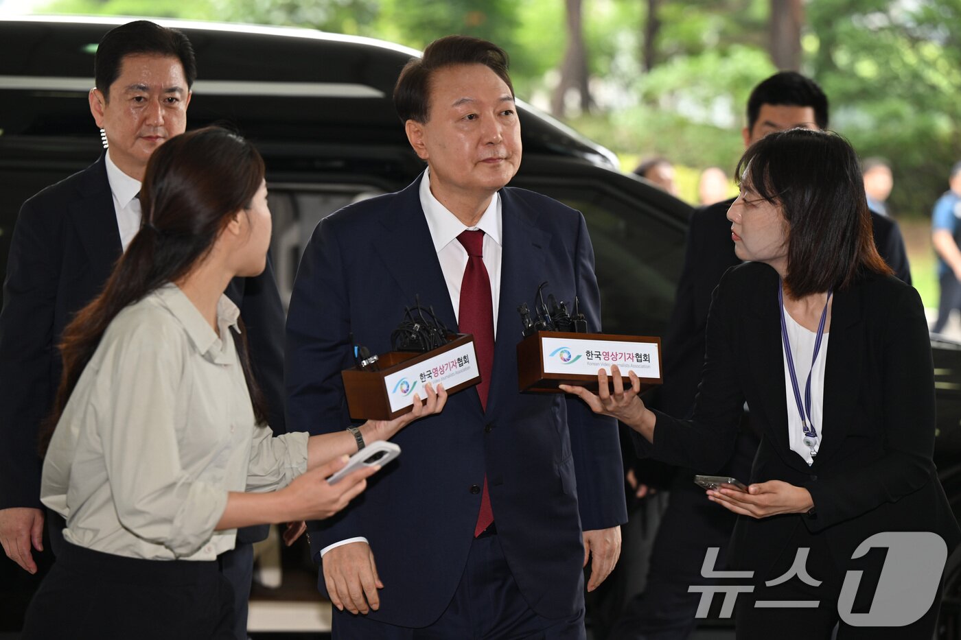 본문 이미지 - 윤석열 전 대통령이 28일 오전 서울 서초구 서울고검 청사에 마련된 내란특검에 피의자 신분으로 첫 출석하고 있다. (공동취재) 2025.6.28 ⓒ 뉴스1 김성진 기자