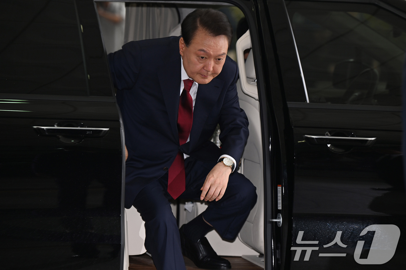 (서울=뉴스1) 김성진 기자 = 윤석열 전 대통령이 28일 오전 서울 서초구 서울고검 청사에 마련된 내란특검에 피의자 신분으로 첫 출석하고 있다. (공동취재) 2025.6.28/뉴 …