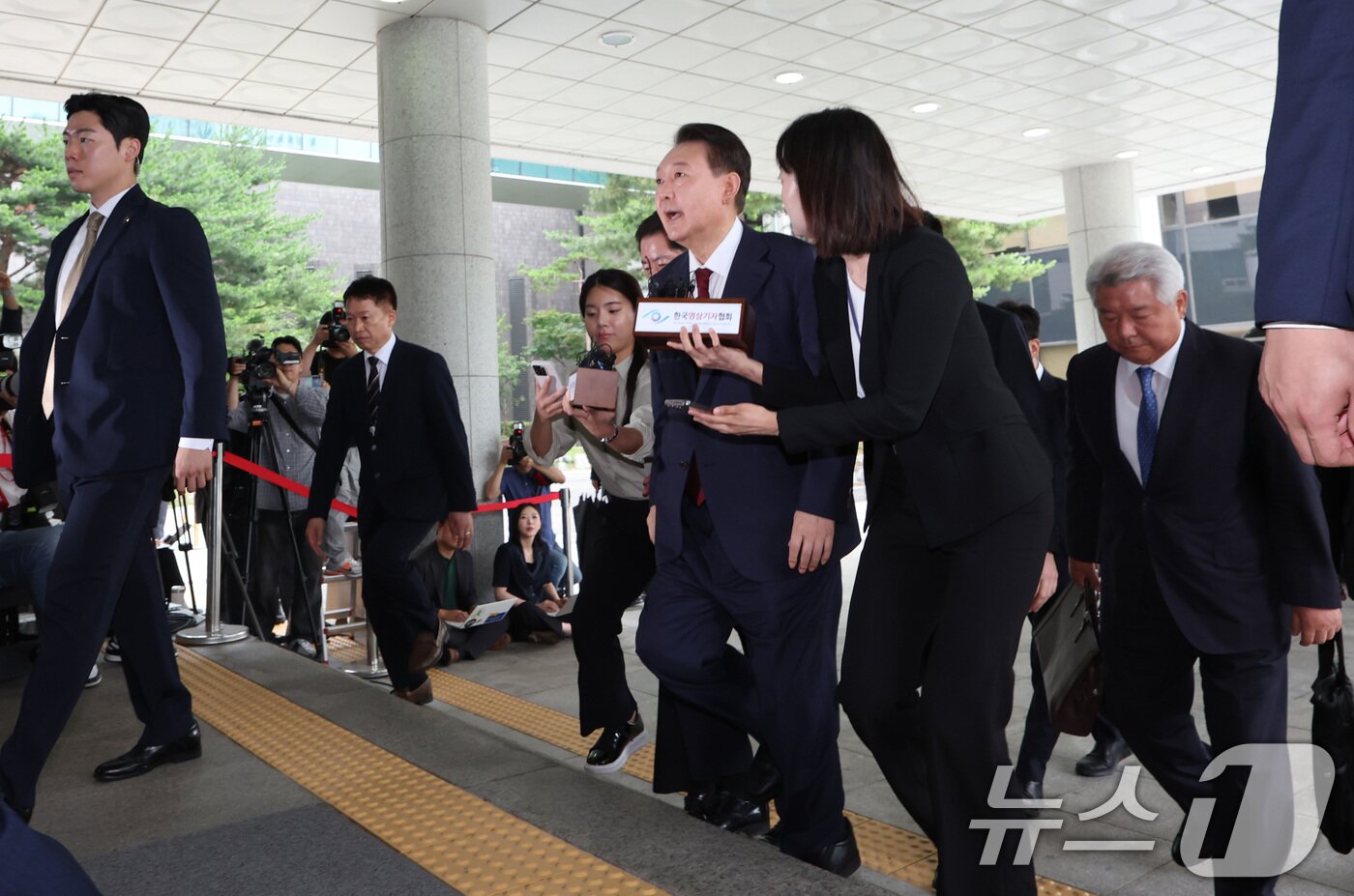 본문 이미지 - 윤석열 전 대통령이 28일 서울 서초구 서울고검 청사에 내란 특검 대면조사를 받기 위해 출석하고 있다. &#40;공동취재&#41; 2025.6.28/뉴스1 ⓒ News1 김성진 기자