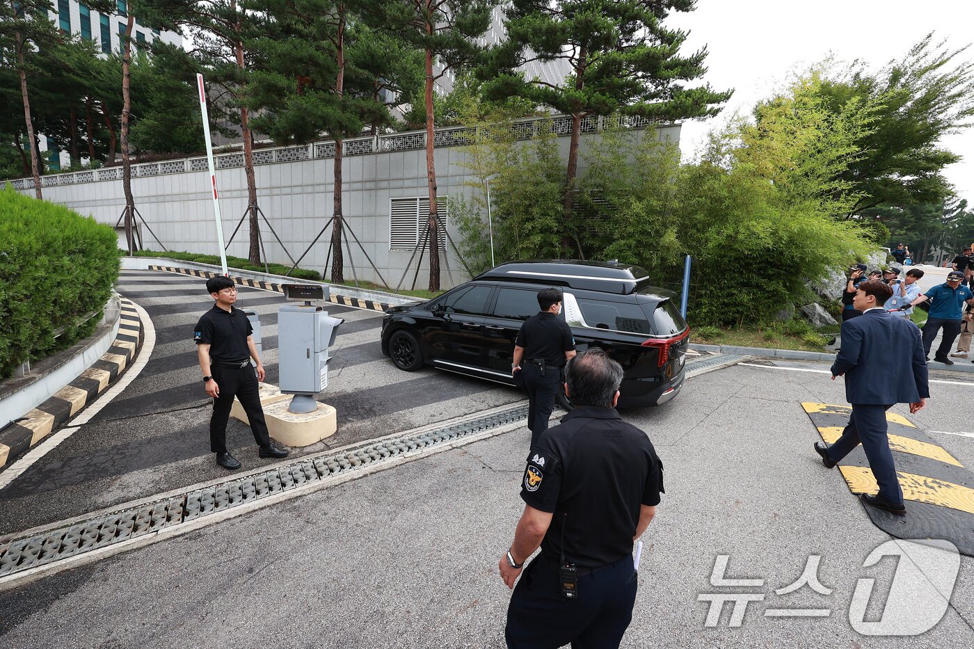 본문 이미지 - 윤석열 전 대통령이 탄 차량이 28일 오전 내란특검 사무실이 입주한 서울 서초구 서울고검 주차 차단기를 통과하고 있다. (공동취재) 2025.6.28/뉴스1 ⓒ News1 김성진 기자