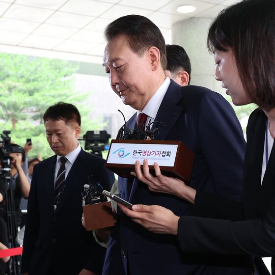 민주 "尹, 법꾸라지 꼼수 부리다 출석…철저히 수사해야"