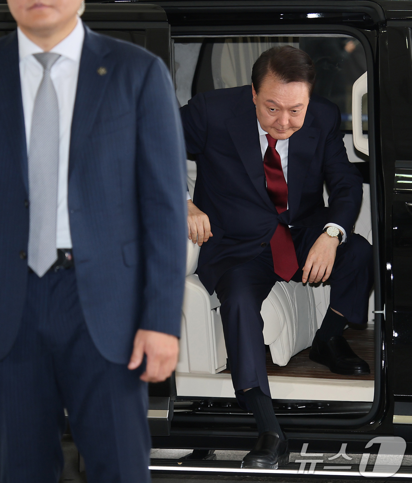 (서울=뉴스1) 김성진 기자 = 윤석열 전 대통령이 28일 오전 대면 조사를 받기 위해 서울 서초구 서울고검에 마련된 내란특검 사무실로 출석하고 있다. (공동취재) 2025.6.2 …