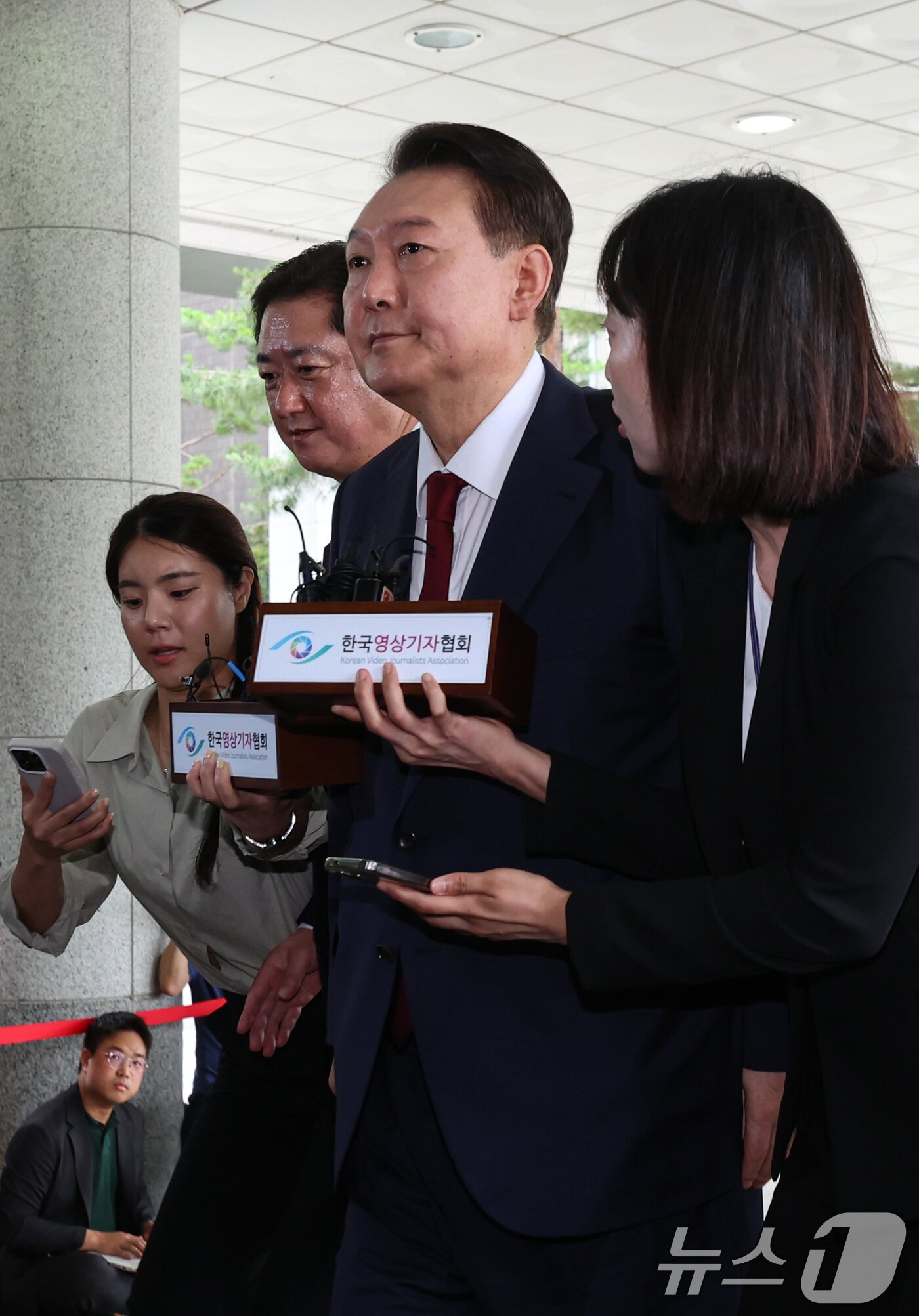 본문 이미지 - 윤석열 전 대통령이 28일 오전 대면 조사를 받기 위해 서울 서초구 서울고검에 마련된 내란특검 사무실로 출석하고 있다. &#40;공동취재&#41; 2025.6.28/뉴스1 ⓒ News1 김성진 기자