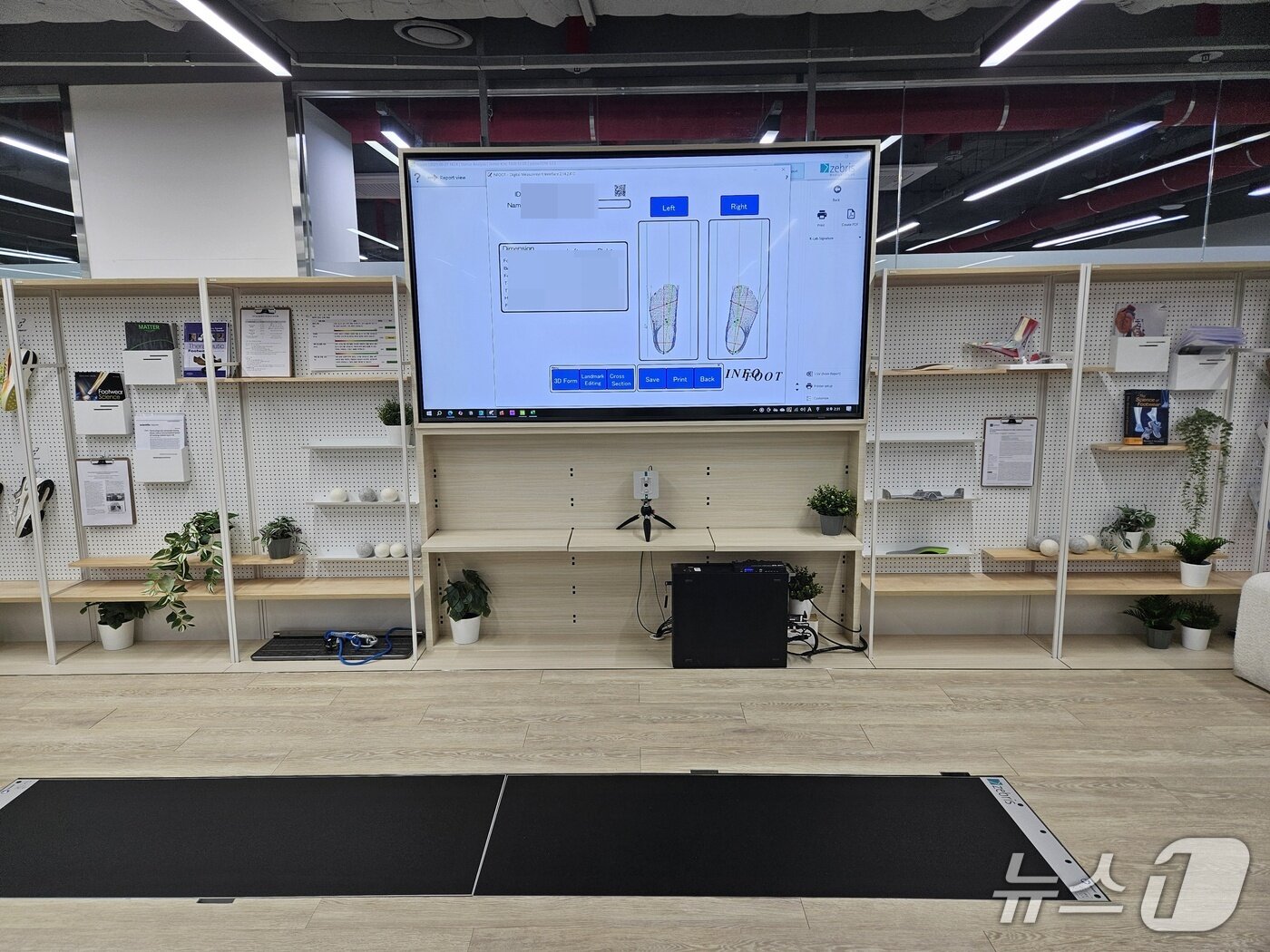 본문 이미지 - K2 연구소 내부에 설치된 기기 모습. 이 기기를 통해 보행 분석 및 신체 밸런스 등을  측정할 수 있다.ⓒ 뉴스1/김진희 기자.