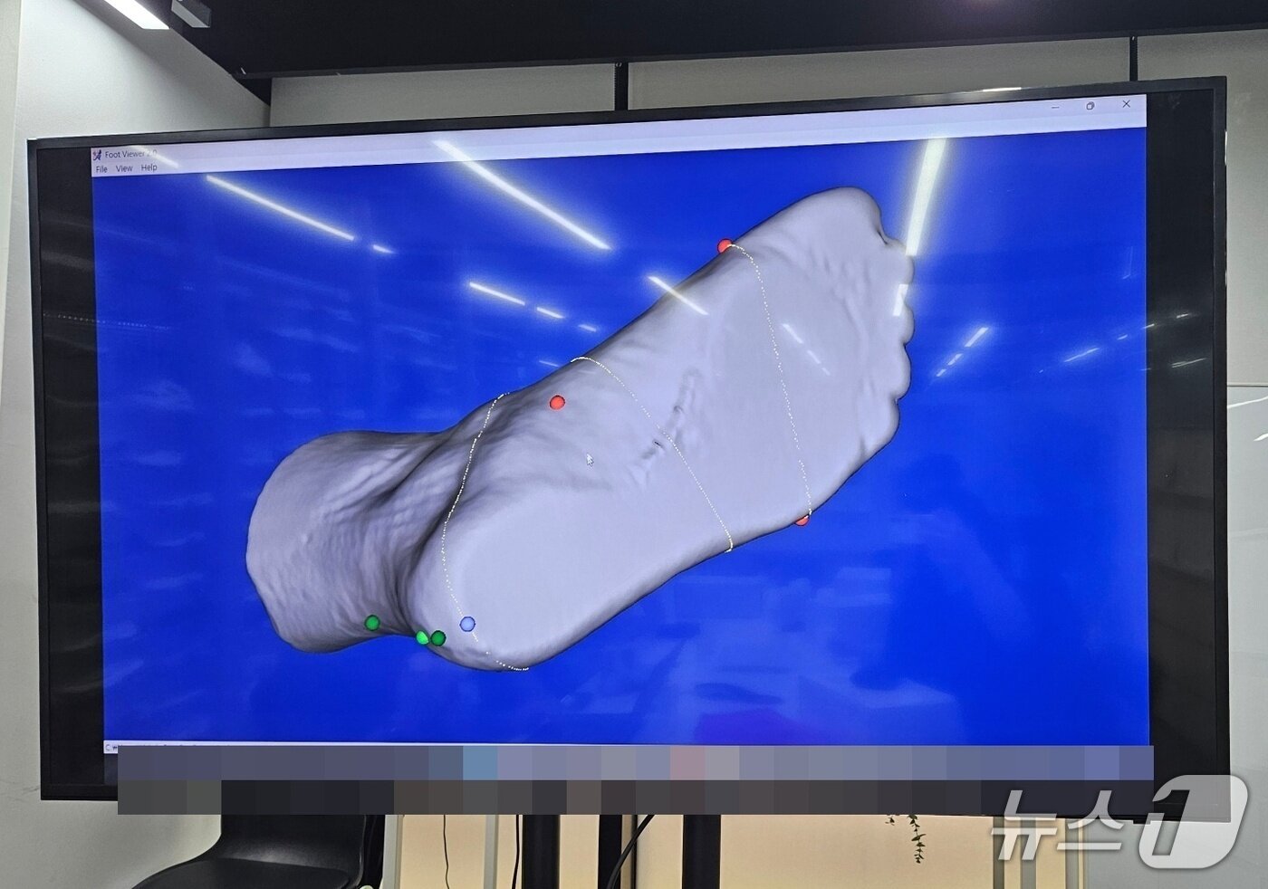 본문 이미지 - 3D 스캐너를 통해 발 형상을 측정한 모습.ⓒ 뉴스1/김진희 기자.