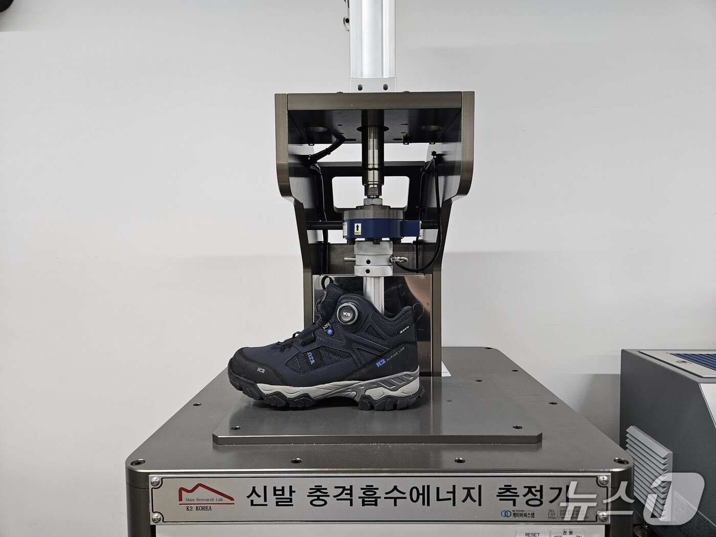 본문 이미지 - 신발 충격흡수 에너지 측정기 모습.ⓒ 뉴스1/김진희 기자.
