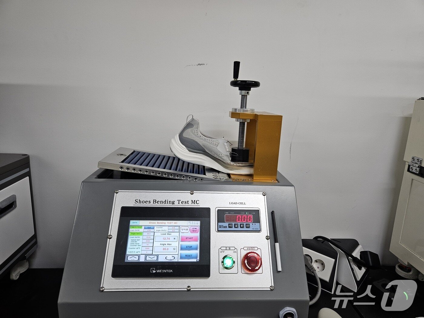 본문 이미지 - 신발이 굽혀지는 정도를 측정하는 기기 모습.ⓒ 뉴스1/김진희 기자.