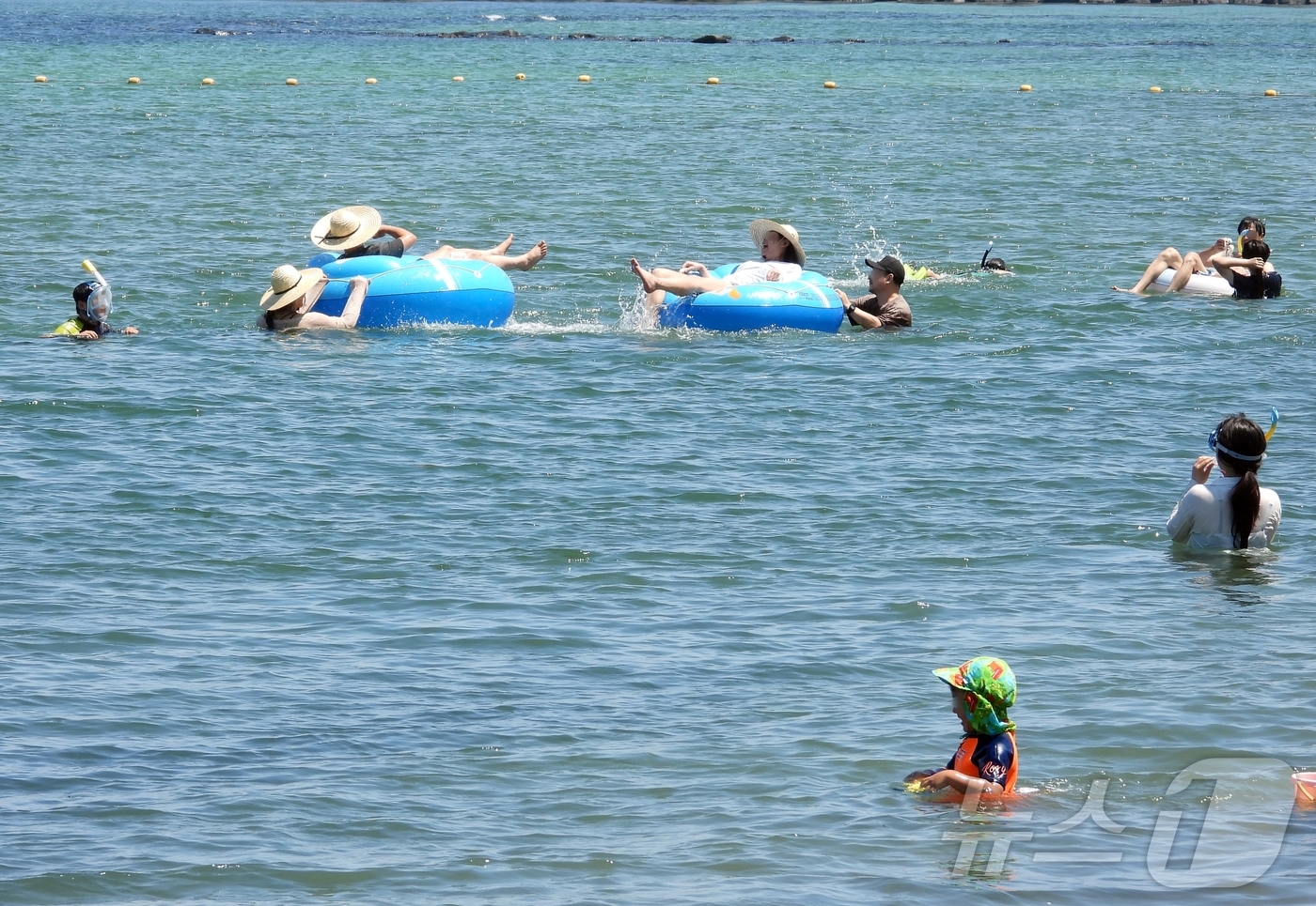 (제주=뉴스1) 홍수영 기자 = 제주도에 올해 첫 특염특보가 내린 28일 제주시 이호테우해수욕장에서 물놀이객들이 해수욕을 즐기고 있다.2025.6.28/뉴스1