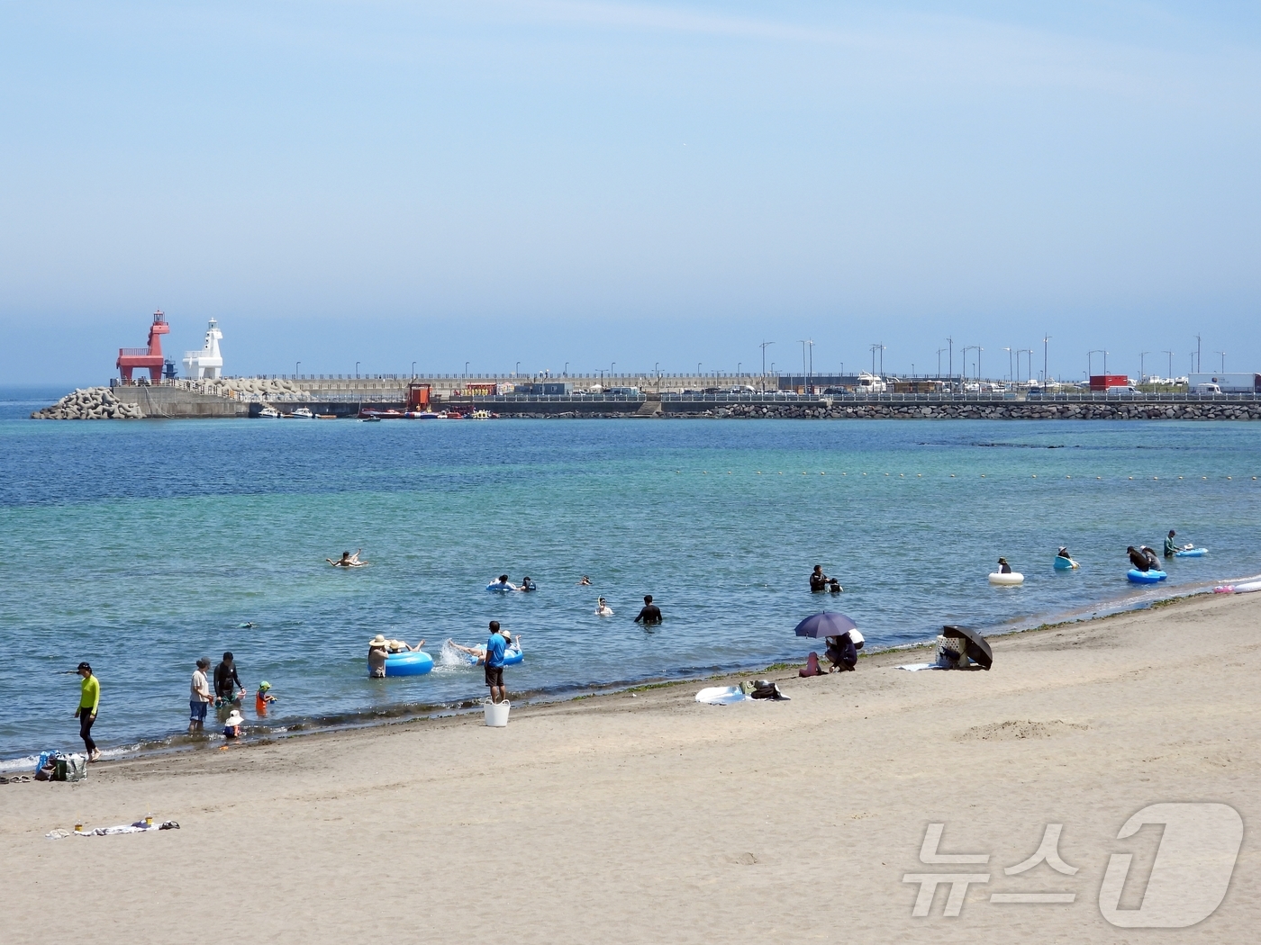 (제주=뉴스1) 홍수영 기자 = 제주도에 올해 첫 특염특보가 내린 28일 제주시 이호테우해수욕장에서 물놀이객들이 해수욕을 즐기고 있다.2025.6.28/뉴스1