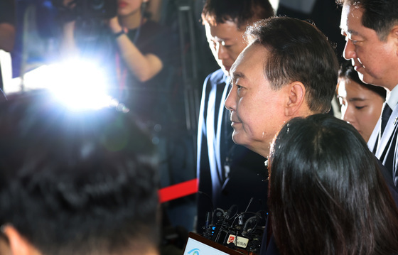 내란특검 "尹 오후 조사 재개하려 했지만 문제제기…조사실 입실 거부"