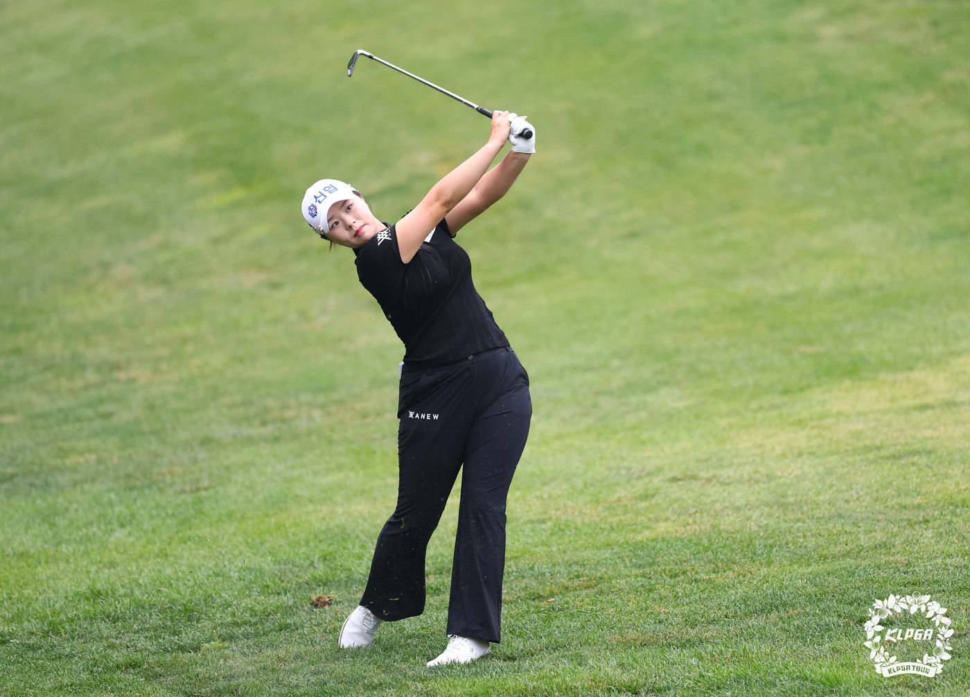 (서울=뉴스1) = 유지나가 28일 강원도 용평 버치힐CC에서 열린 '맥콜 모나 용평 오픈 Wih SBSGolf' 2라운드 10번 홀에서 세컨드샷을 하고 있다. (KLPGA 제공. …