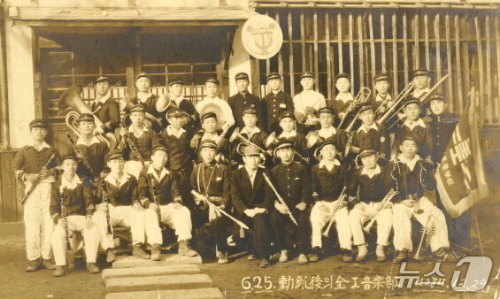 본문 이미지 - 6.25 전쟁 중ㄹ;ㅇ 1951년에 촬영된 전북 전주공업고등학교 음악부 모습.&#40;전주시 제공, 재판매 및 DB 금지&#41;/뉴스1