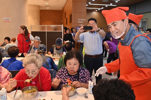 김태흠 지사, 효사랑 나눔 한마당 행사서 배식 봉사