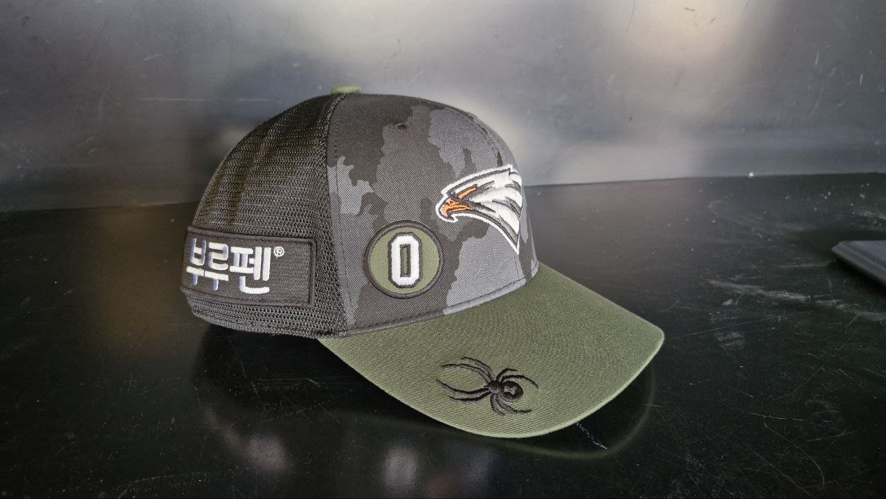 본문 이미지 - 한화 선수단이 김강민 은퇴경기에서 착용할 은퇴기념 패치 부착 모자.&#40;한화 이글스 제공&#41;