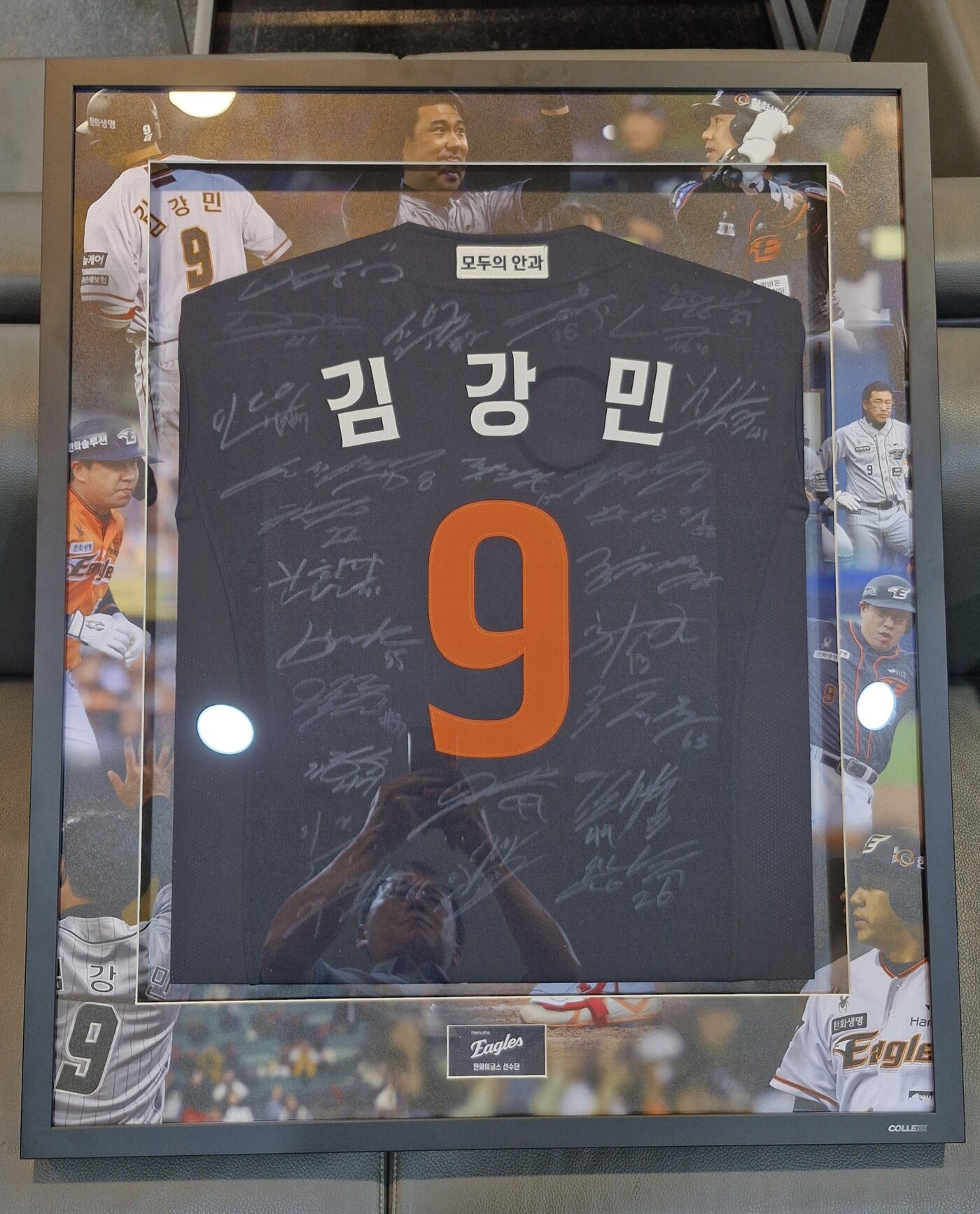 본문 이미지 - 한화 선수단이 김강민에게 전달할 친필 사인 유니폼 액자.&#40;한화 이글스 제공&#41;