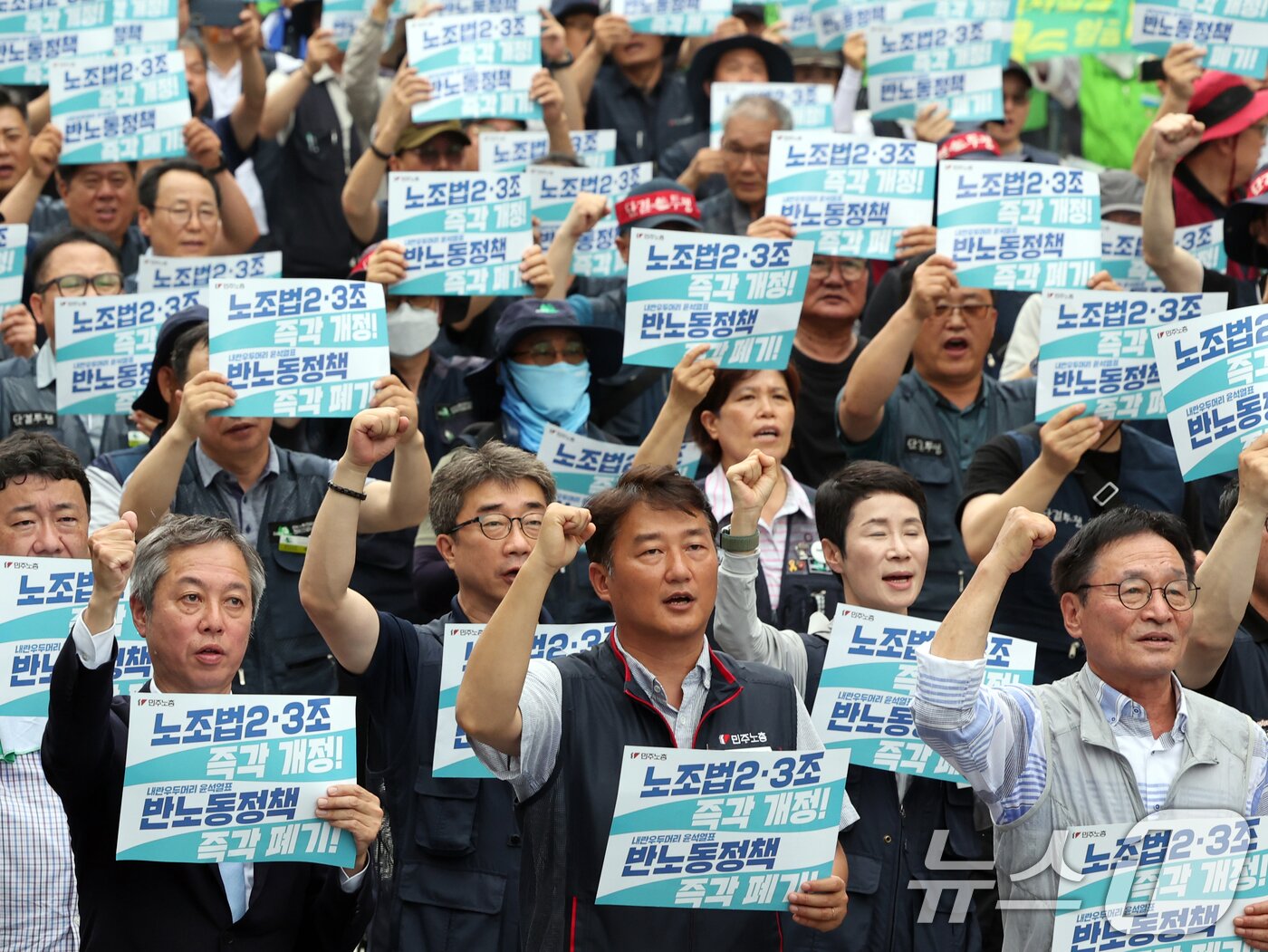 본문 이미지 - 양경수 민주노총 위원장과 조합원들이 28일 오후 서울 중구 숭례문 인근에서 열린 &#39;최저임금 인상·노동기본권 쟁취 결의대회&#39;에서 구호를 외치고 있다. 2025.6.28/뉴스1 ⓒ News1 황기선 기자