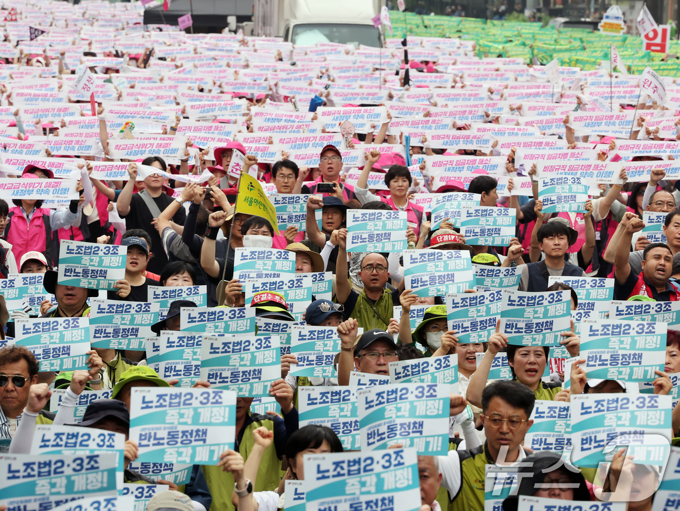 (서울=뉴스1) 황기선 기자 = 민주노총 조합원들이 28일 오후 서울 중구 숭례문 인근에서 열린 '최저임금 인상·노동기본권 쟁취 결의대회'에서 구호를 외치고 있다. 2025.6.2 …