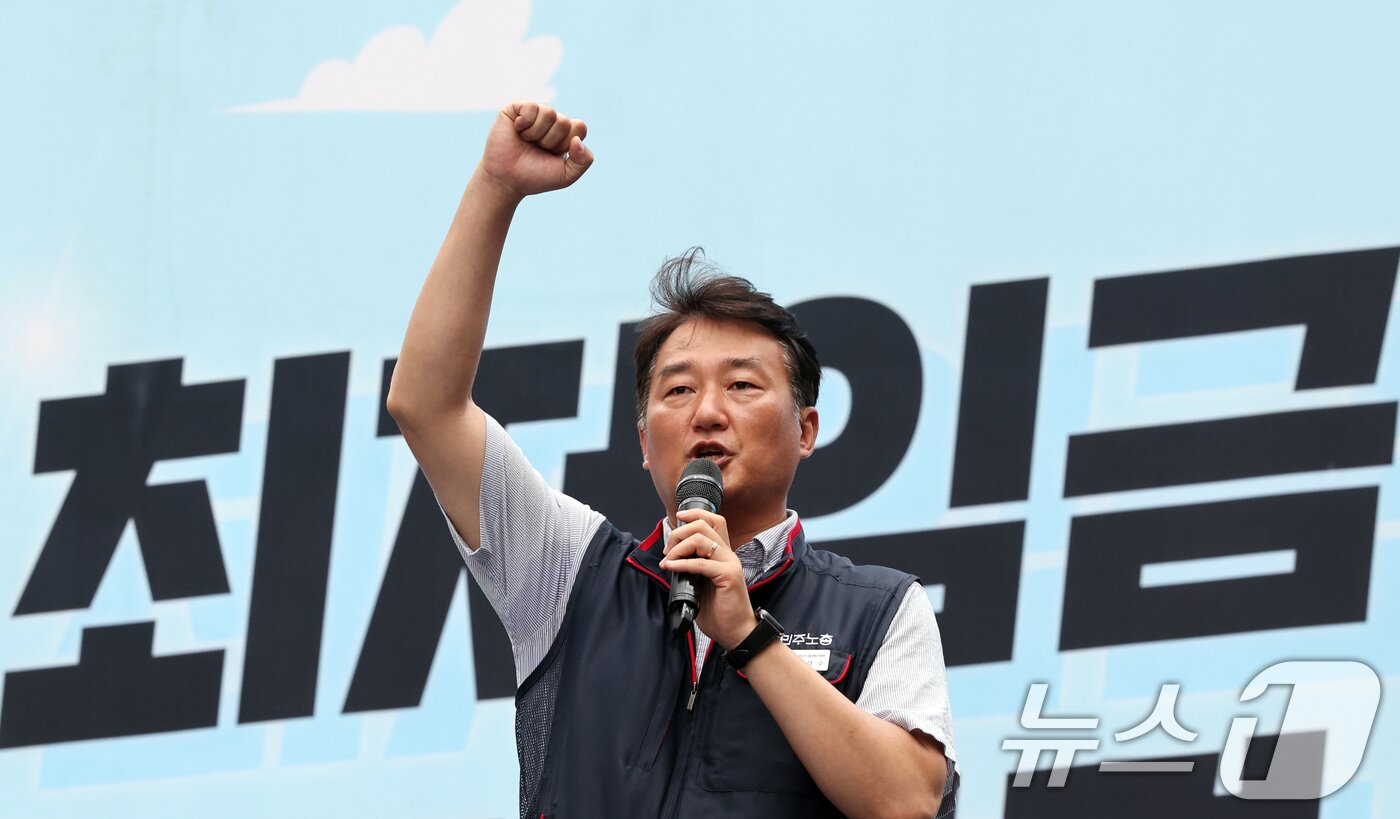 본문 이미지 - 양경수 민주노총 위원장이 28일 오후 서울 중구 숭례문 인근에서 열린 &#39;최저임금 인상·노동기본권 쟁취 결의대회&#39;에서 대회사를 하고 있다. 2025.6.28/뉴스1 ⓒ News1 황기선 기자