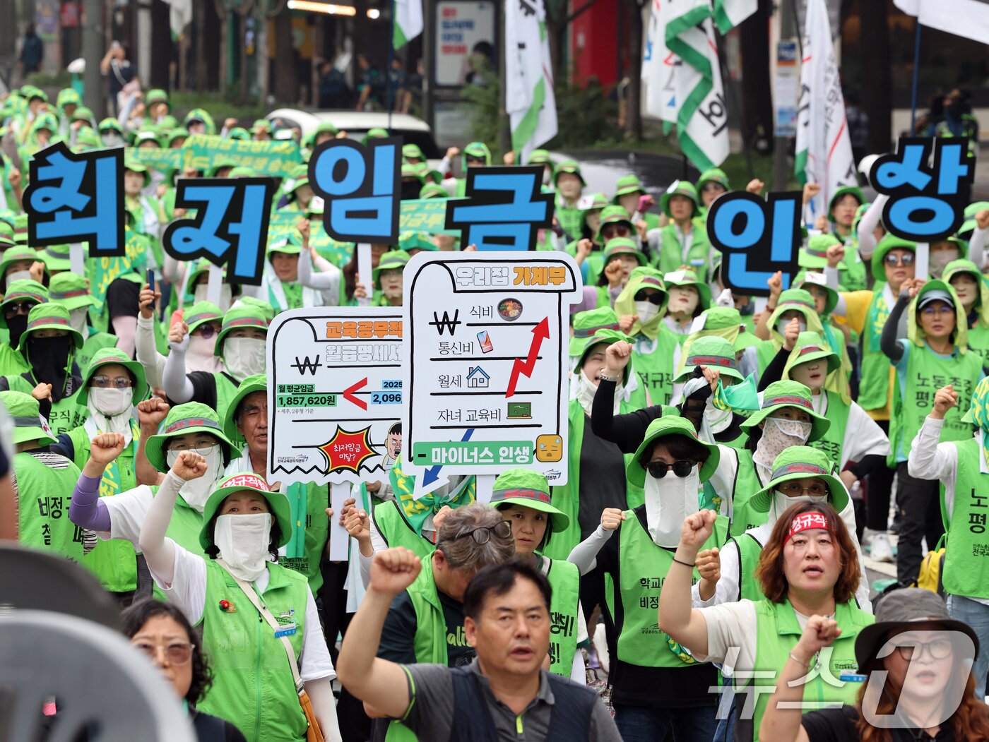 본문 이미지 - 민주노총 조합원들이 28일 오후 서울 중구 숭례문 인근에서 열린 &#39;최저임금 인상·노동기본권 쟁취 결의대회&#39;에서 구호를 외치고 있다. 2025.6.28/뉴스1 ⓒ News1 황기선 기자