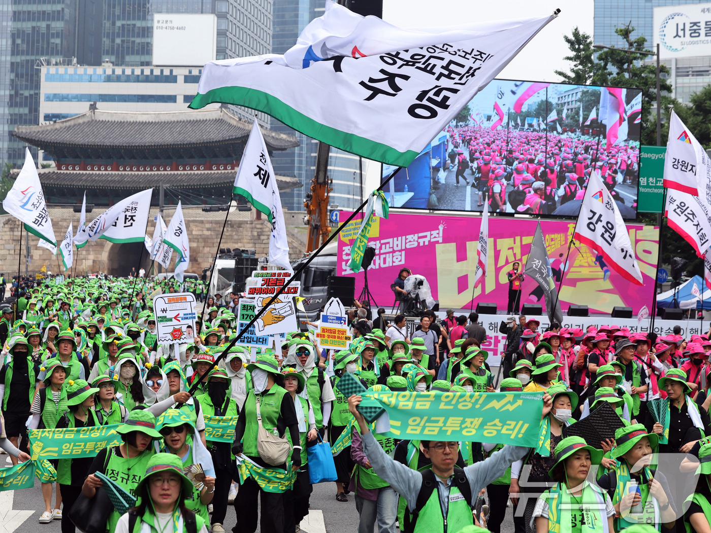 (서울=뉴스1) 황기선 기자 = 민주노총 조합원들이 28일 오후 서울 중구 숭례문 인근에서 '최저임금 인상·노동기본권 쟁취 결의대회'를 위해 집결하고 있다. 2025.6.28/뉴스 …